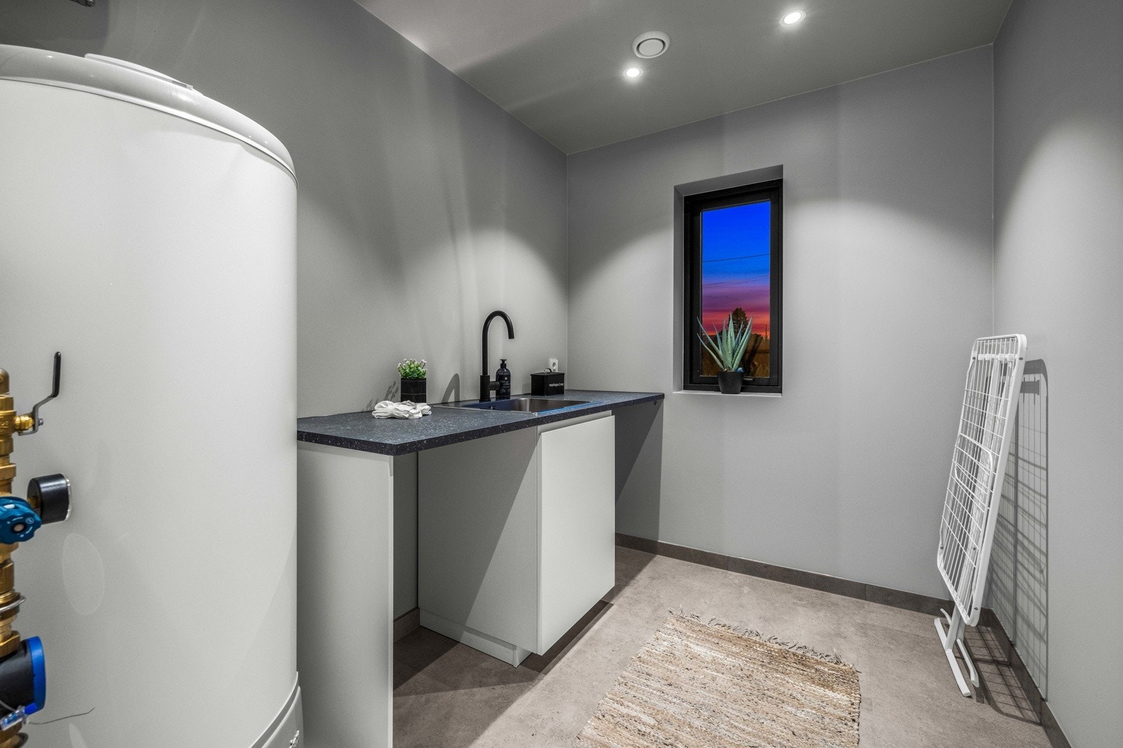 Begge rom har flislagt gulv med underliggende varme. 300 liter varmtvannstank er montert. Galleribilde