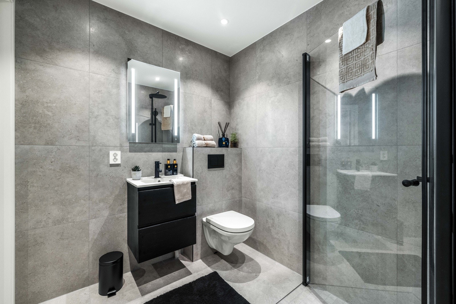 I tilknytning til entreen ligger også kombinert bad og vaskerom. Galleribilde