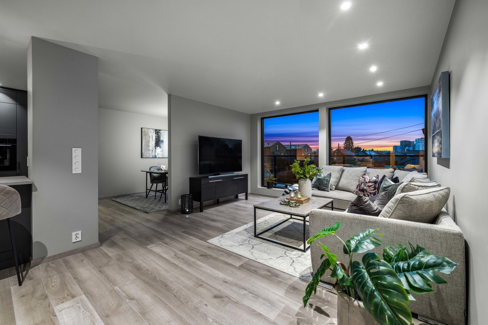 Store vinduer gir masse lysinslipp og fint utsyn. Galleribilde