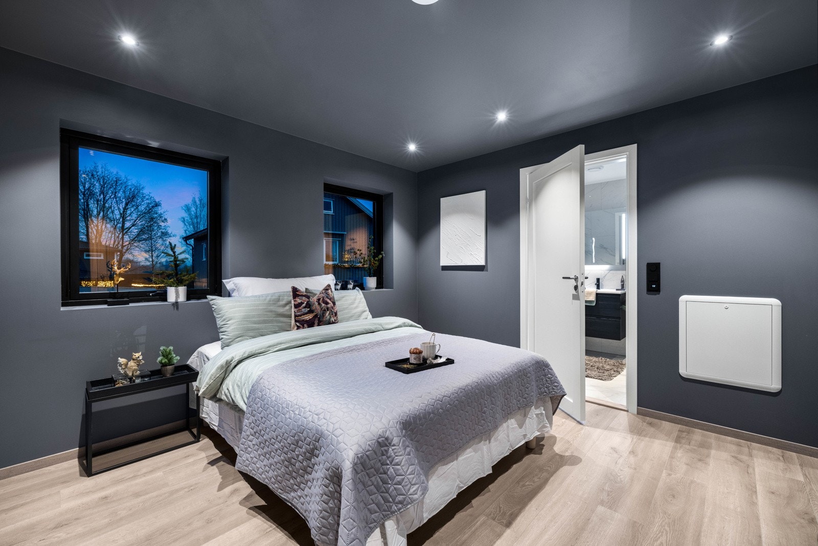 I husets 2. etg. ligger masteravdelingen bestående av et romslig soverom med direkte adkomst til eget bad samt walk in closet. Galleribilde