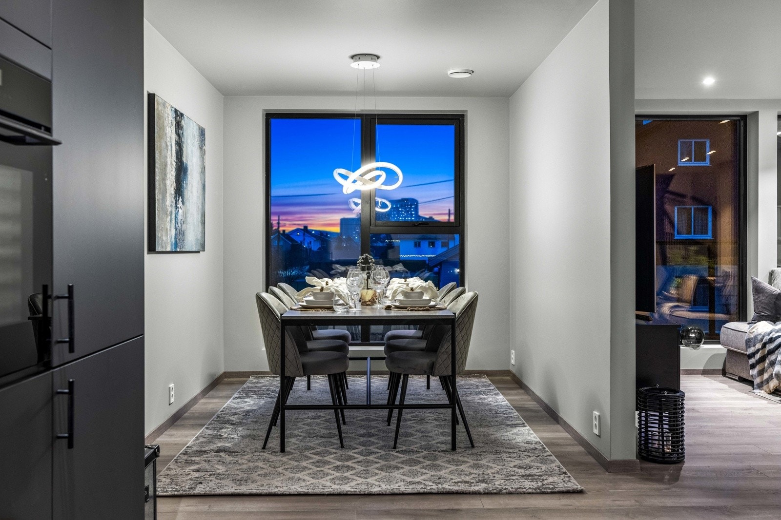 Det er plass til spisebord i egen sone. Galleribilde