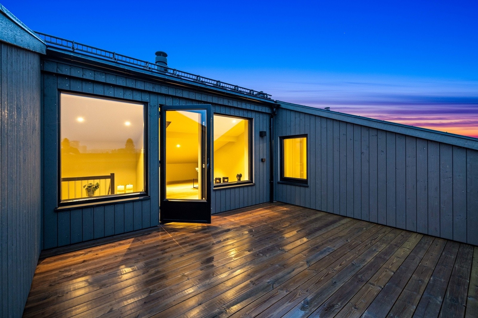 Takterrassen har utgang fra loftstuen, og er på ca. 18 kvm. Galleribilde