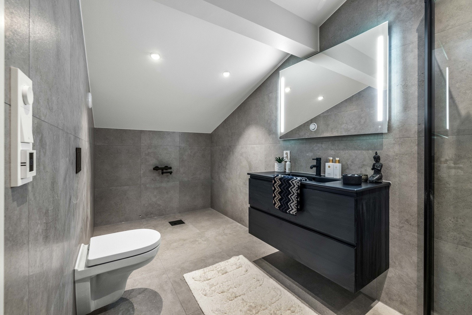 Romslig baderom med dusj og opplegg for badekar. Galleribilde