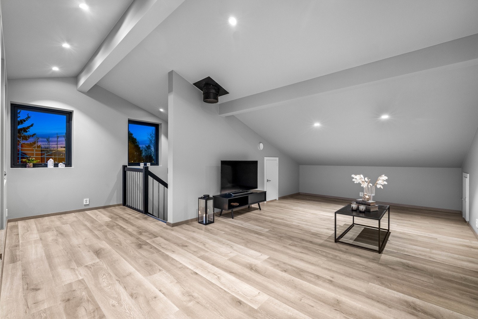 Lys og romslig loftstue med flere bruksmuligheter. Galleribilde