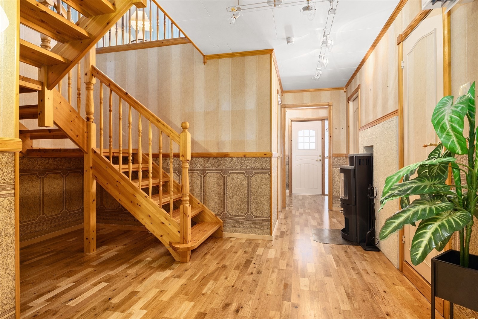 Hall i sokkeletasjen med vedfyring. Galleribilde