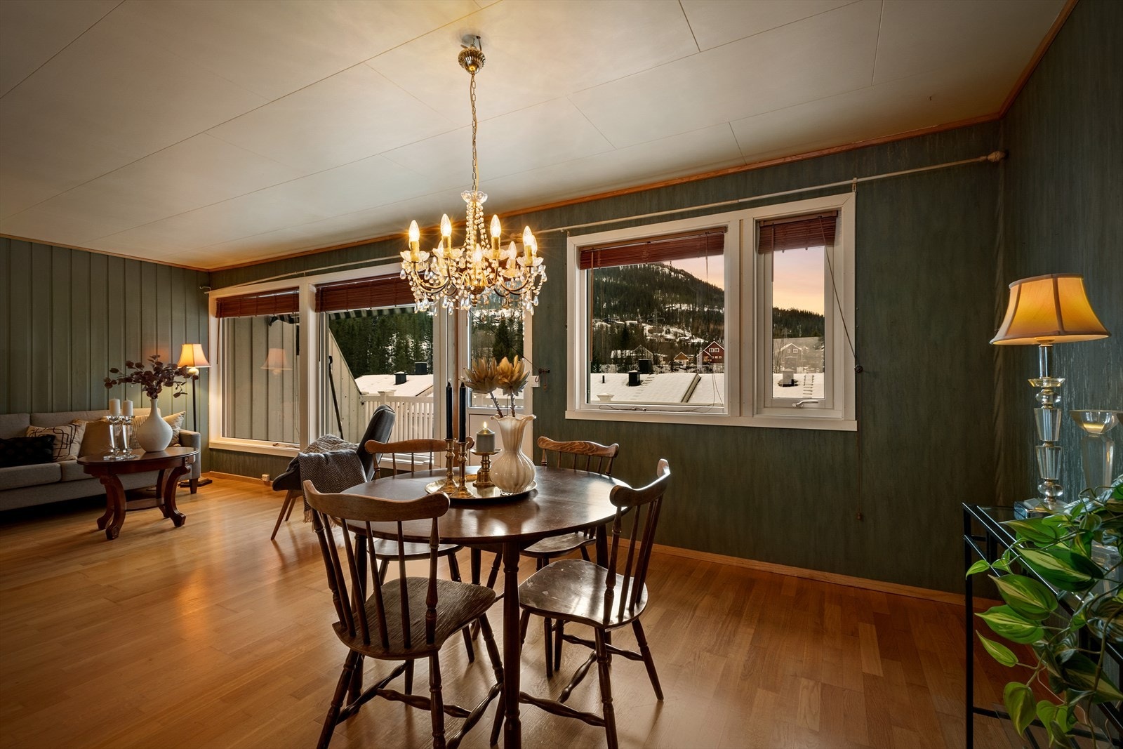 Stue er av god størrelse, og med plass for spisestue nærme kjøkkenet. Galleribilde