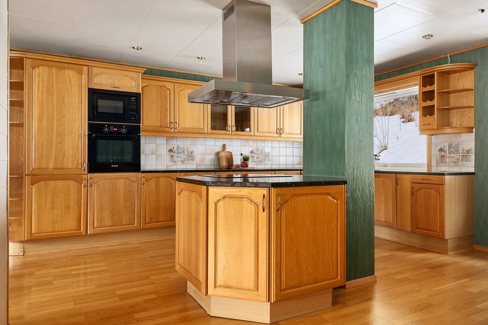 Kjøkkenet har vært et viktig arbeidsrom i huset, og innehar en svært romslig innredning og godt med benkeplass. Galleribilde