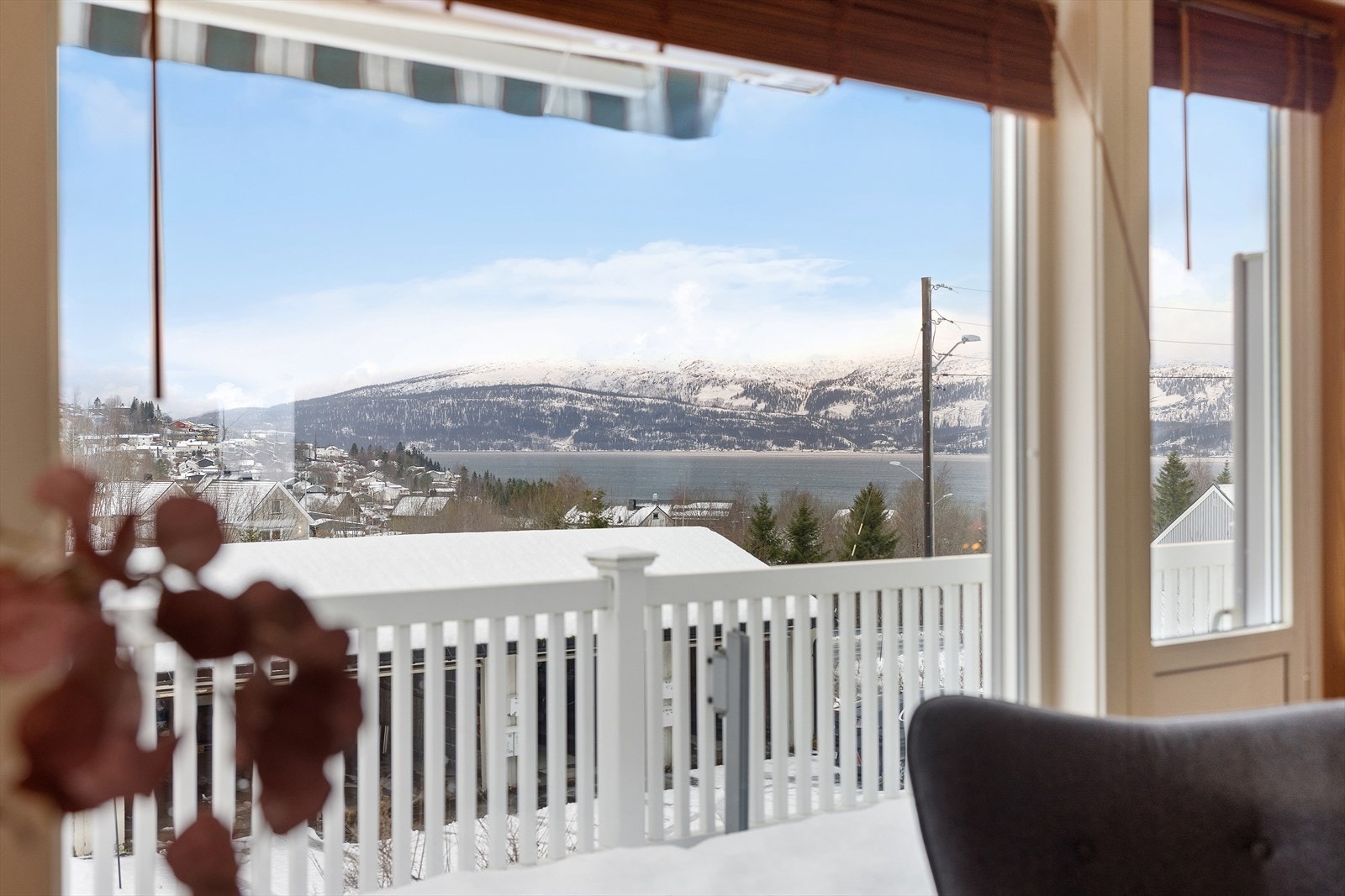Fra stue og terrasse titter man ut i retning Ranfjorden og til flotte fjellomgivelser som omringer den. Galleribilde