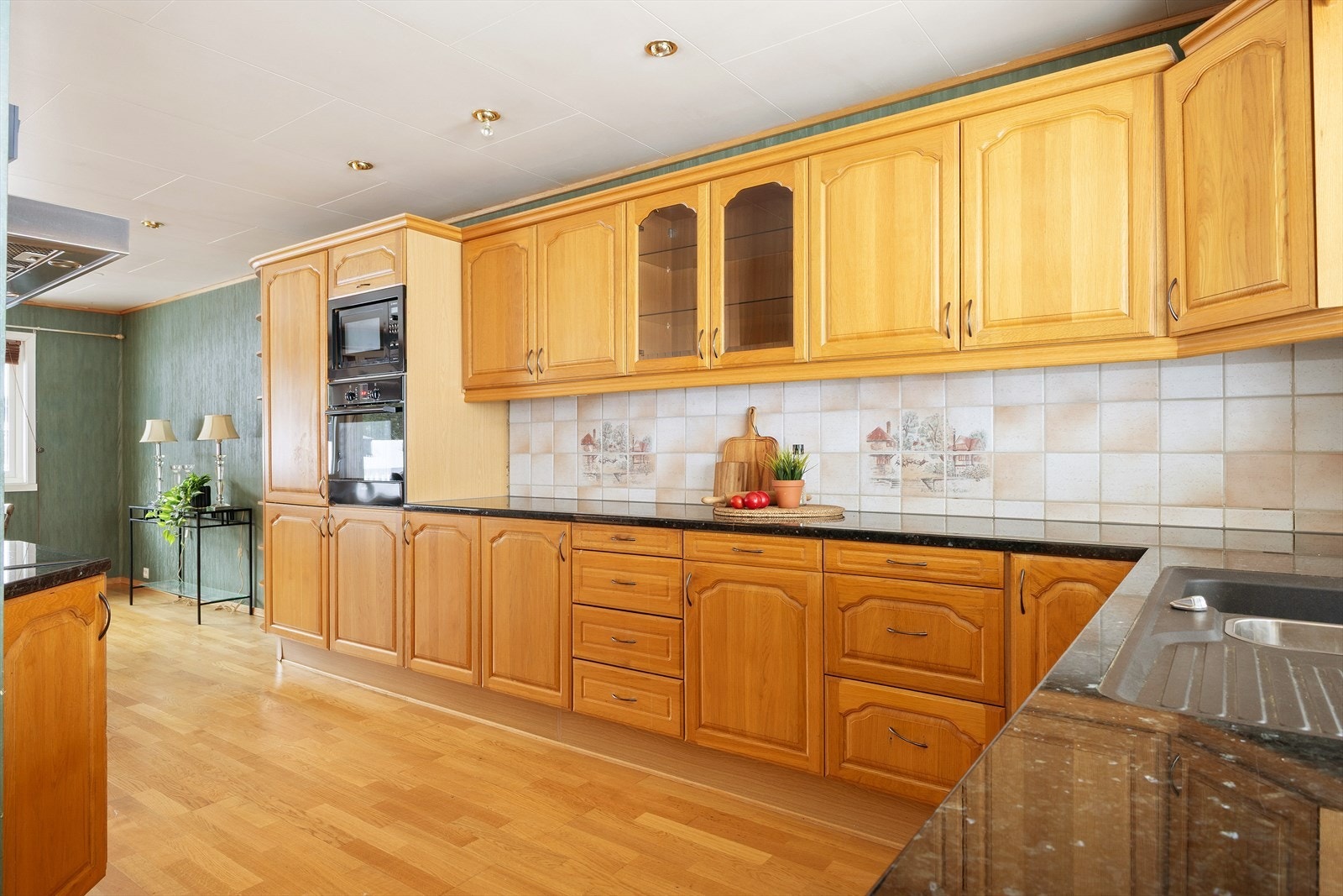 Innredning har profilerte fronter av eik, og benkeplate i stein. Galleribilde