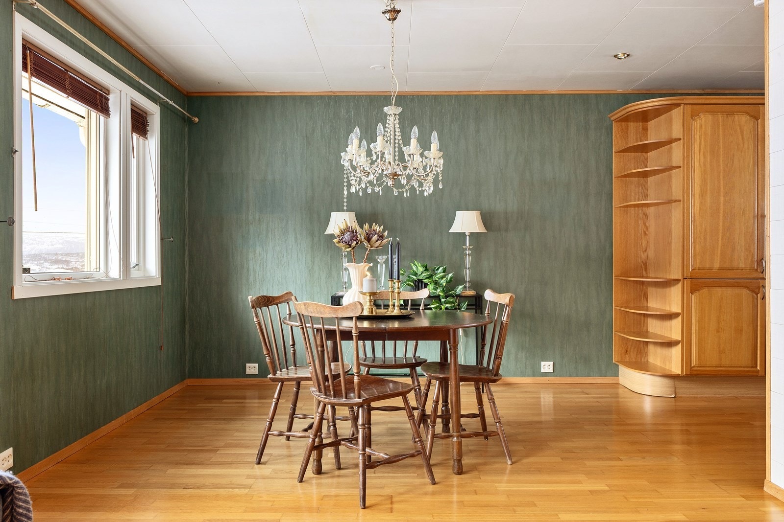 God plass for stor spisestue for den som liker å samle gjester til festlig lag. Galleribilde