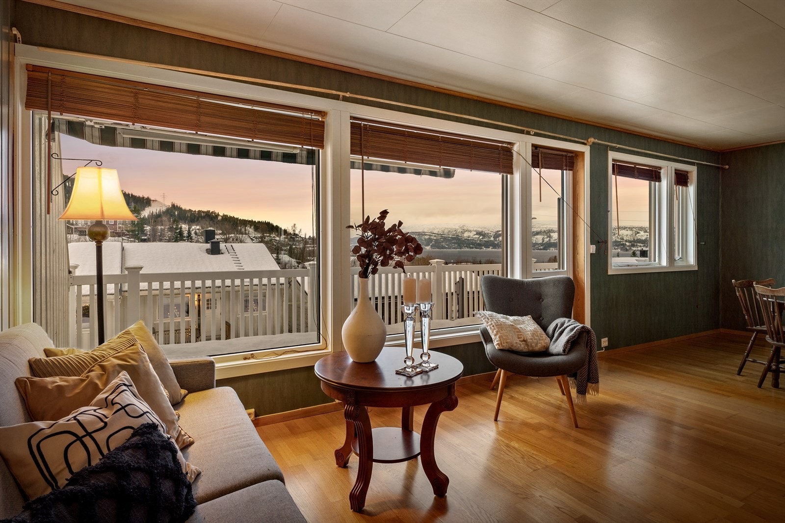 Rekkehuset er fint plassert, ytterst i rekka med tre fri husvegger og en flott utsikt. Galleribilde