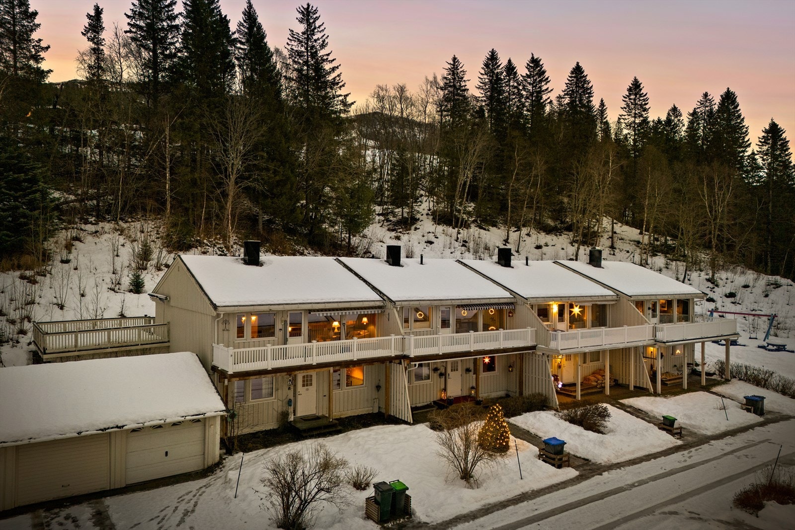 Velkommen til Vatnaveien 4a! Rekkehuset ligger ytterst til venstre i rekka, med tilhørende nærmeste garasjeplass. Galleribilde