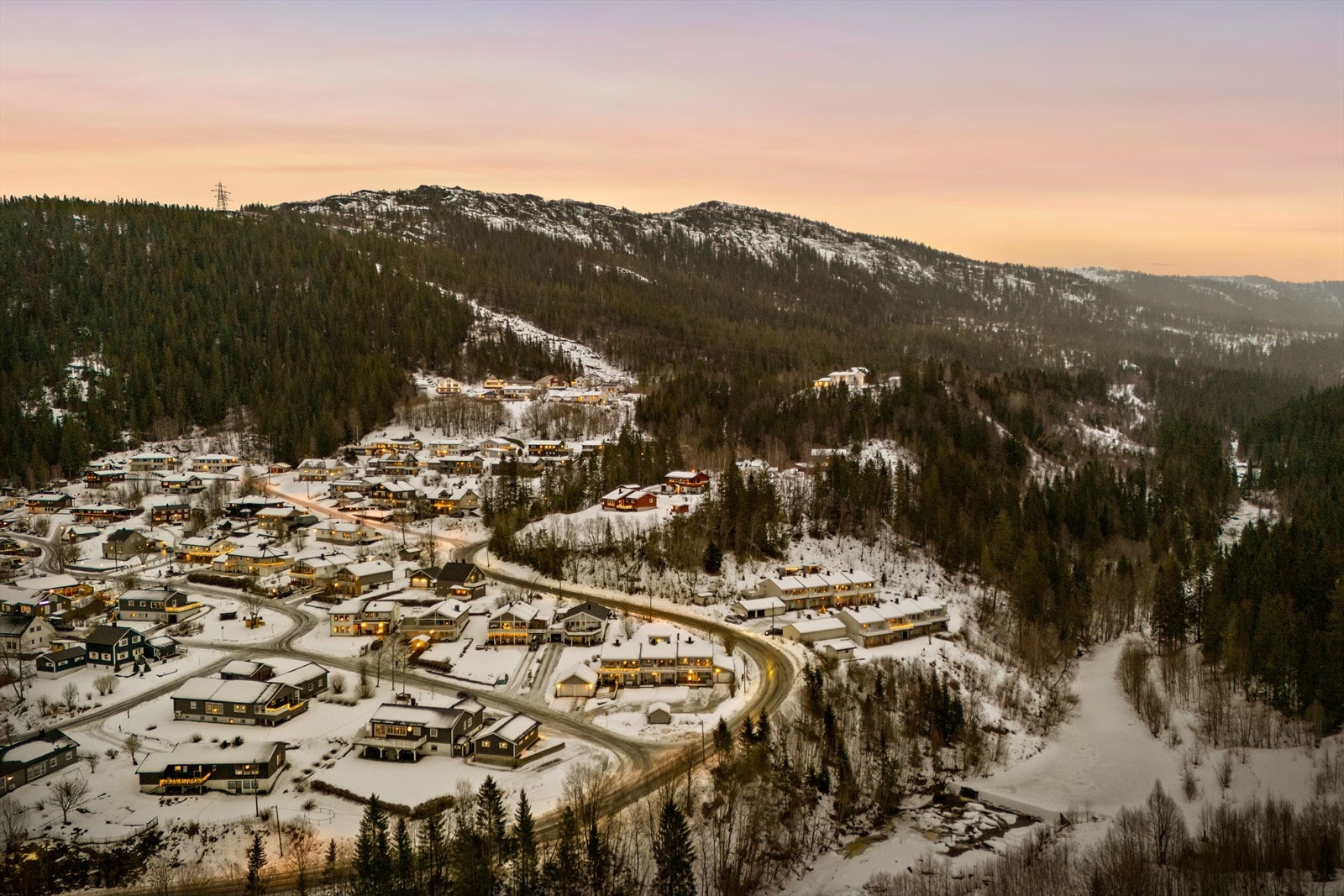 Boligen ligger lett tilgjengelig for mange populære turstier i fjell og mark. Det er også kort vei til Hauknes Marina og populære Hauknesstranda. Galleribilde