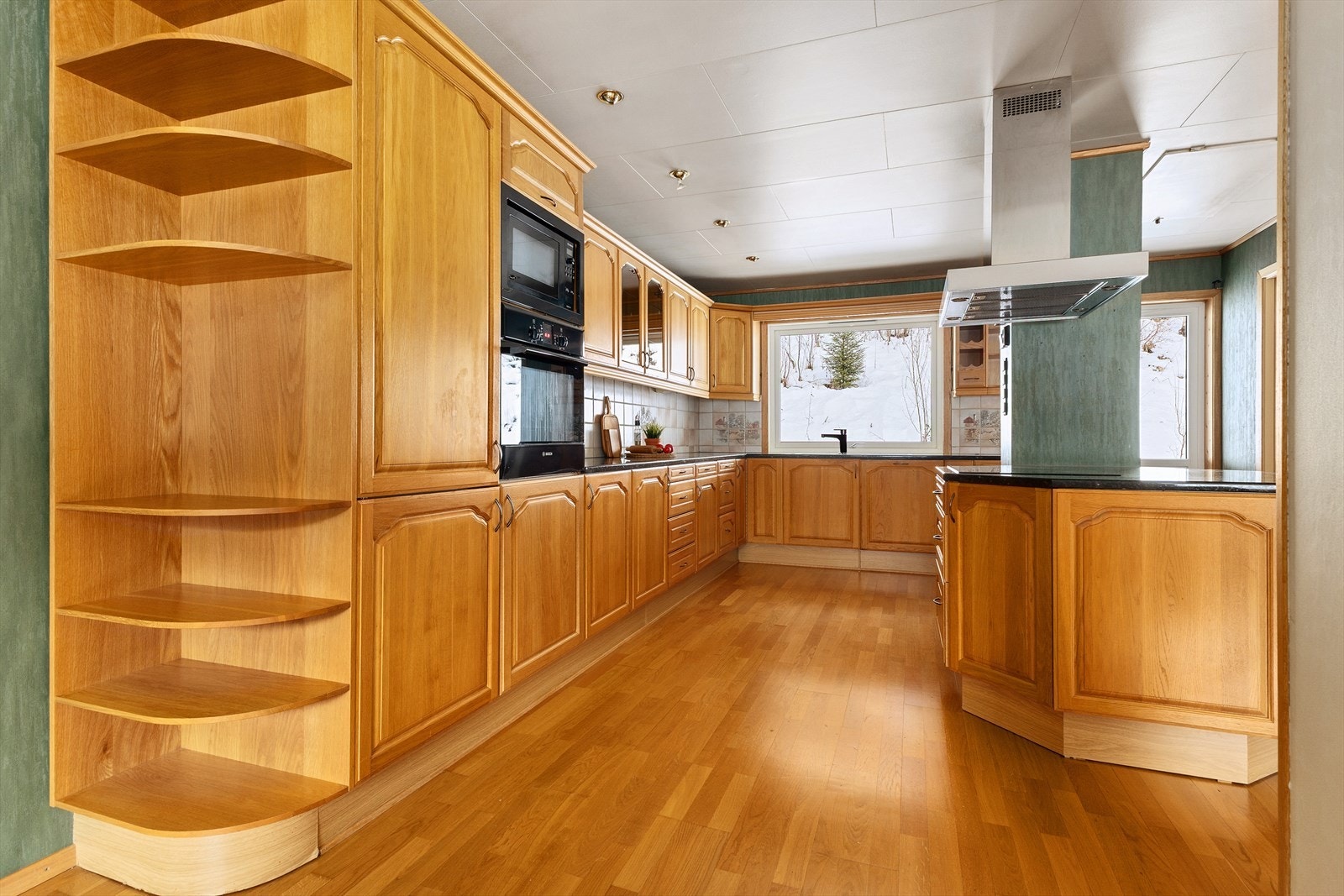 En robust og romslig innredning med flere integrerte hvitevarer. Galleribilde