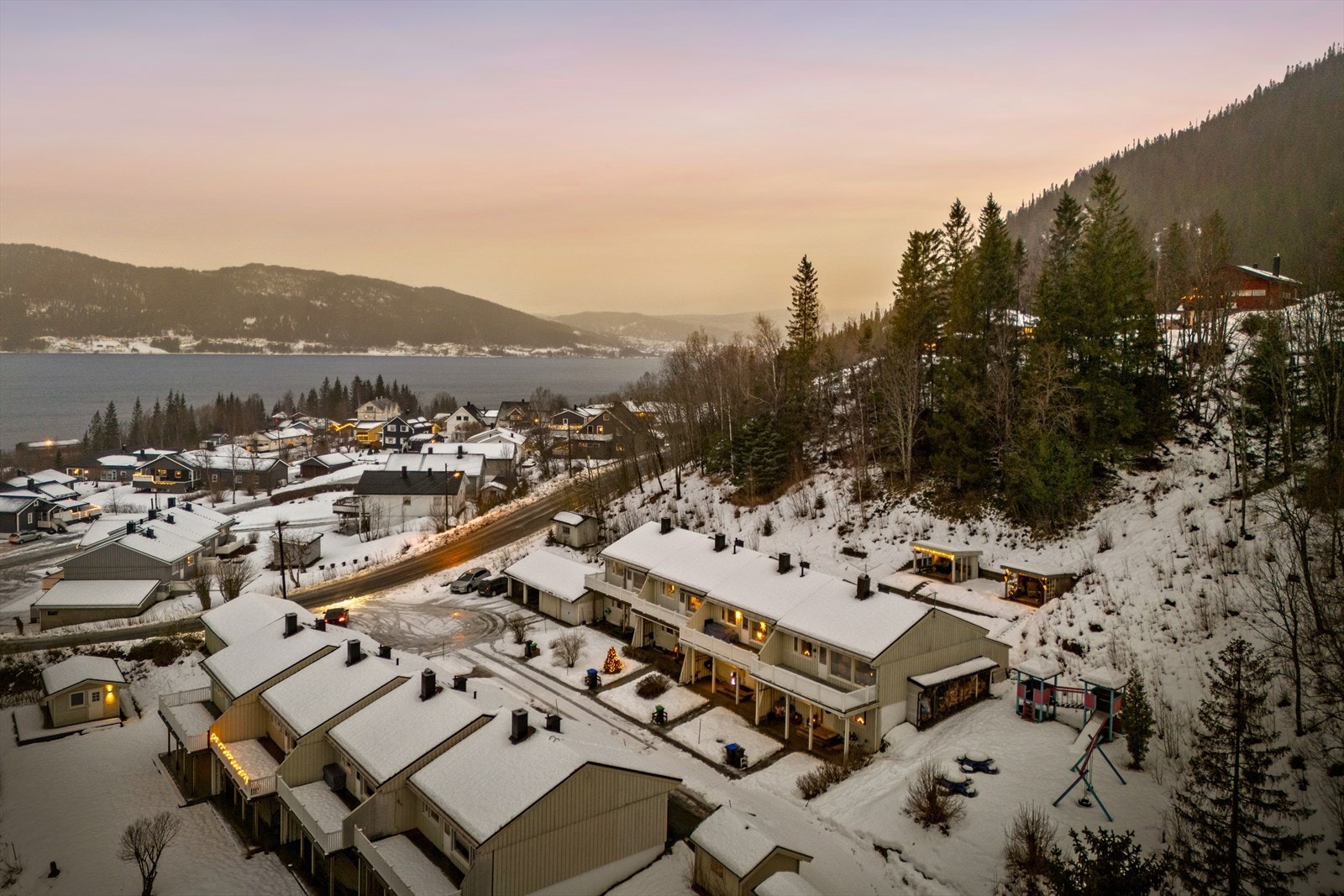 Rekkehus i Ågheim Borettslag som består av totalt 11 andeler fordelt på tre rekker med boliger. Galleribilde