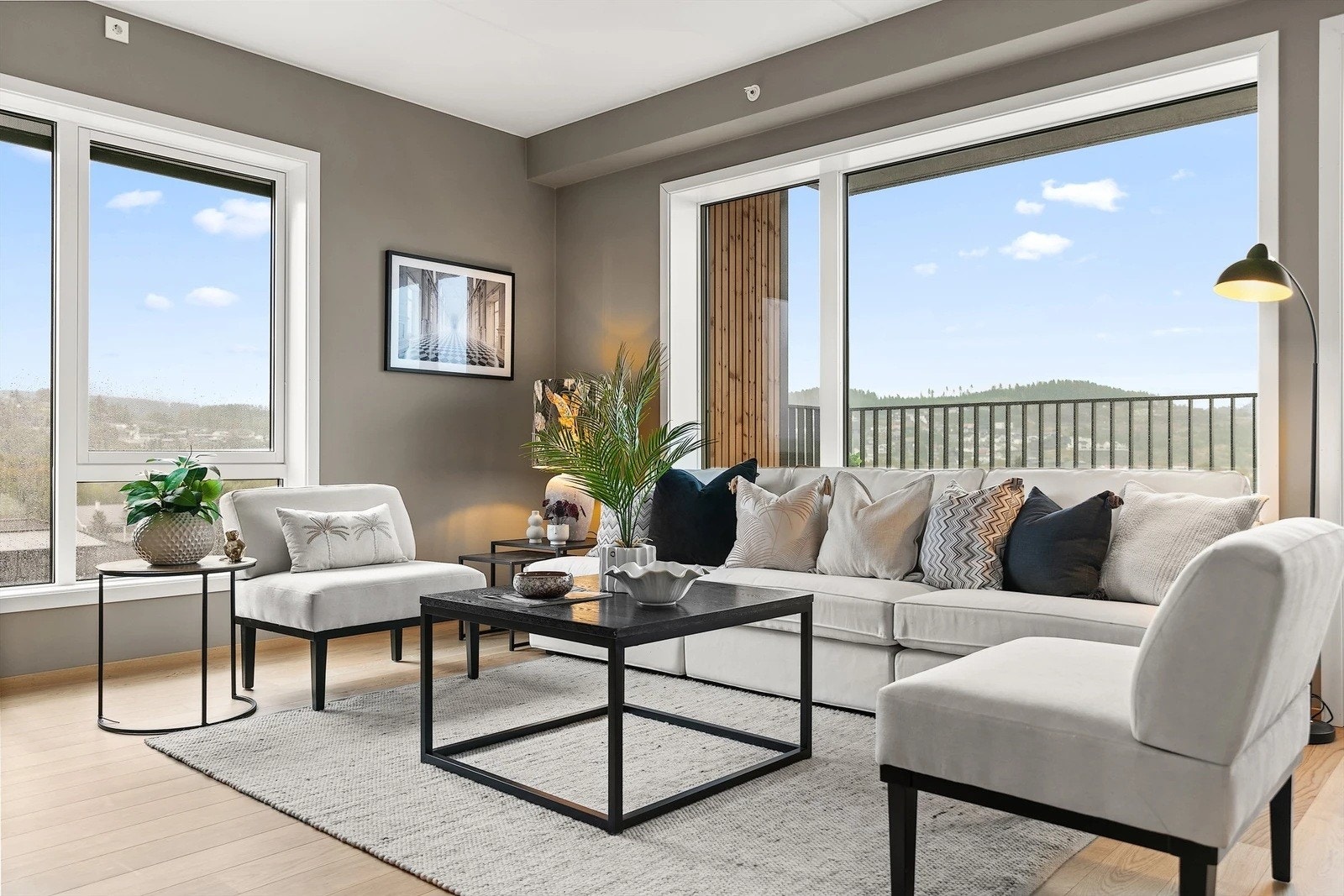 Fin stue med store vinduer og god utsikt Galleribilde