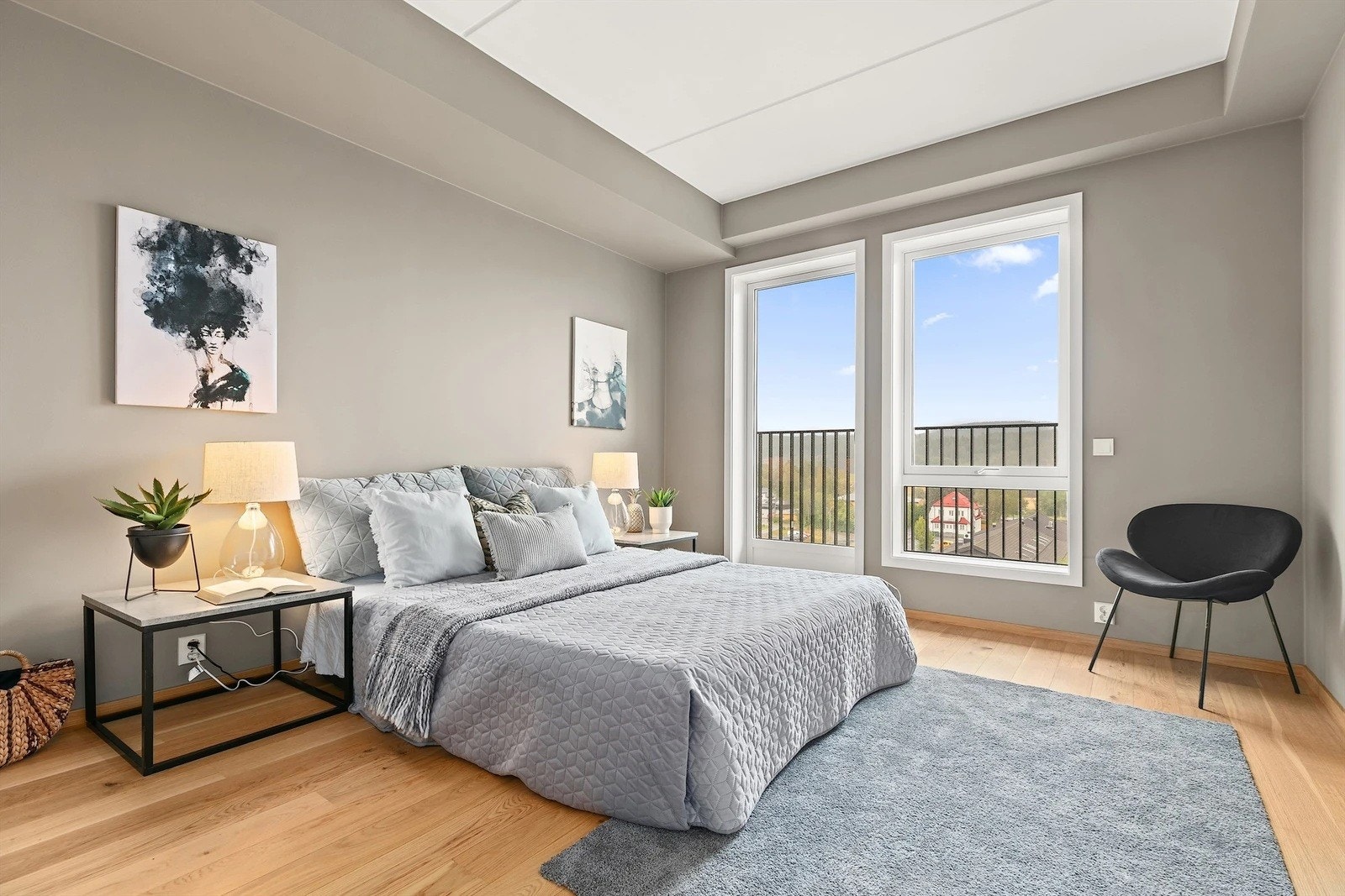 Romslig soverom med flott utsikt Galleribilde