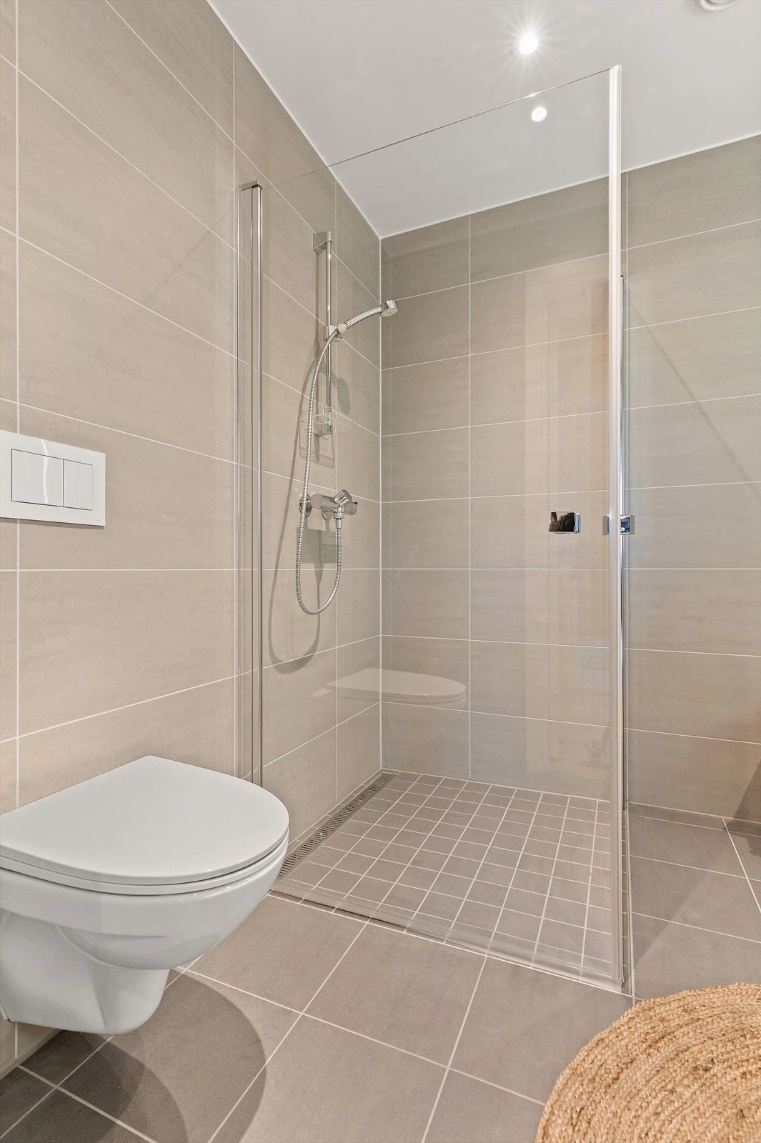 Dusjhjørnet med innfellbare dusjvegger Galleribilde