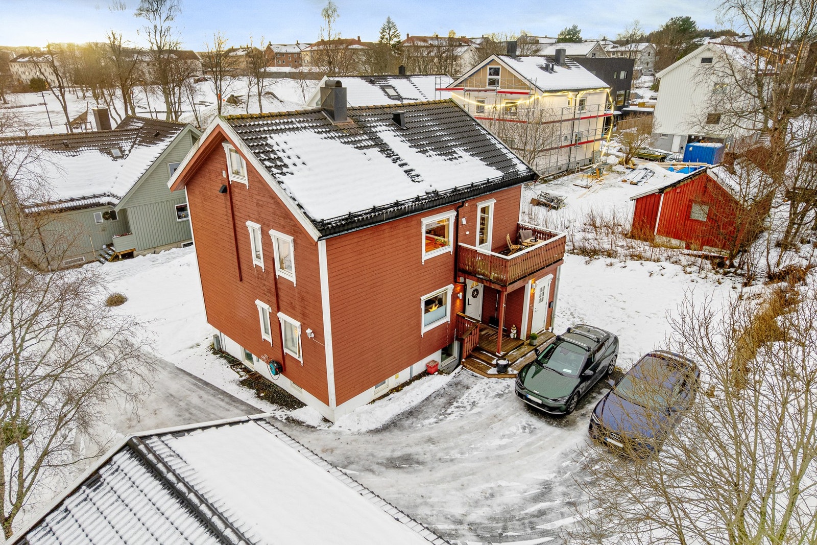 Det er oppstillingsplasser utenfor huset. Seksjonen har også bruksrett på hagen. Galleribilde