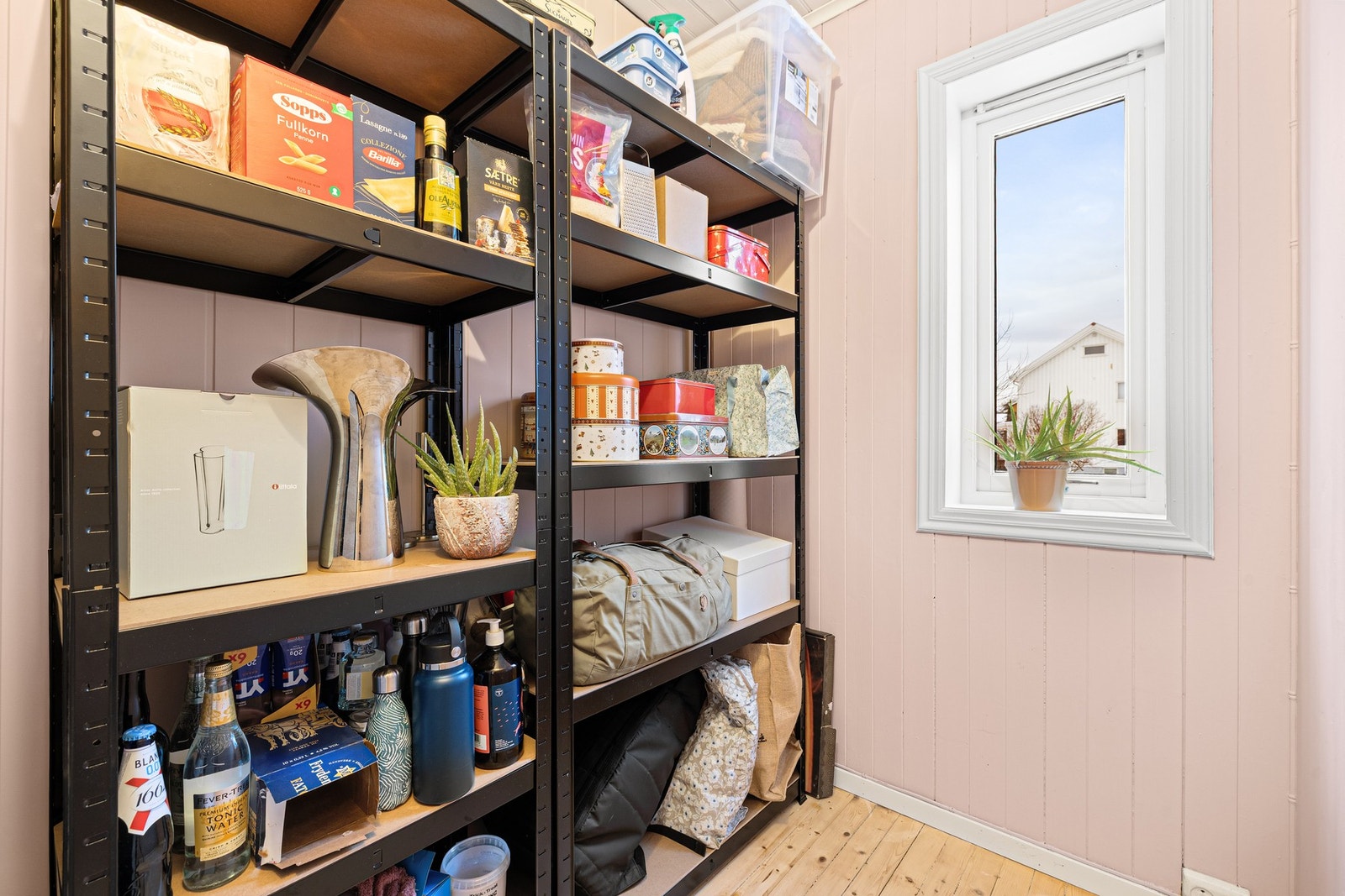 God plass til oppbevaring av tørrvarer, yttertøy eller sportsutstyr. Galleribilde