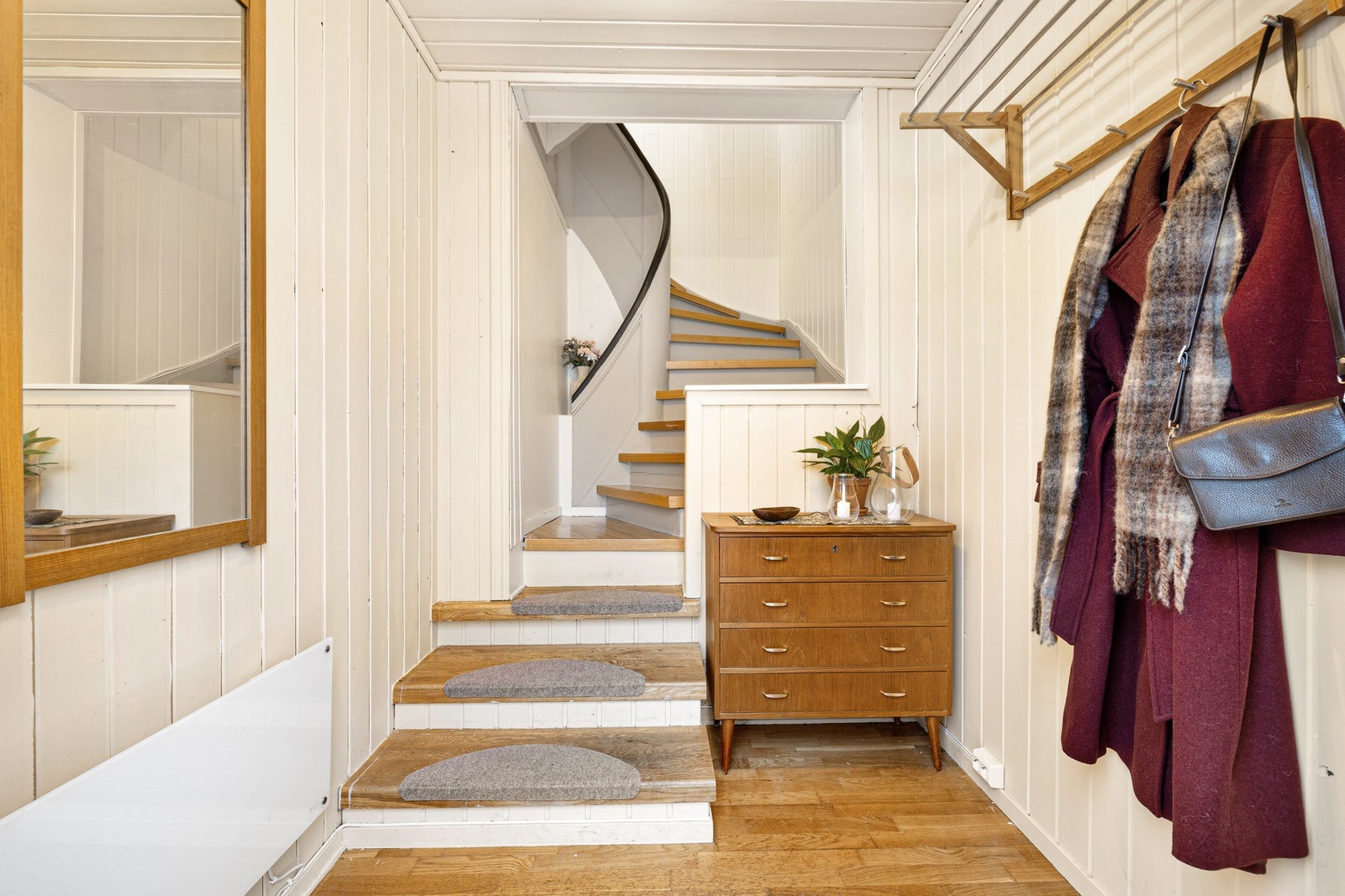 Entré i 1. etasje. Boligen har egen inngang. Galleribilde