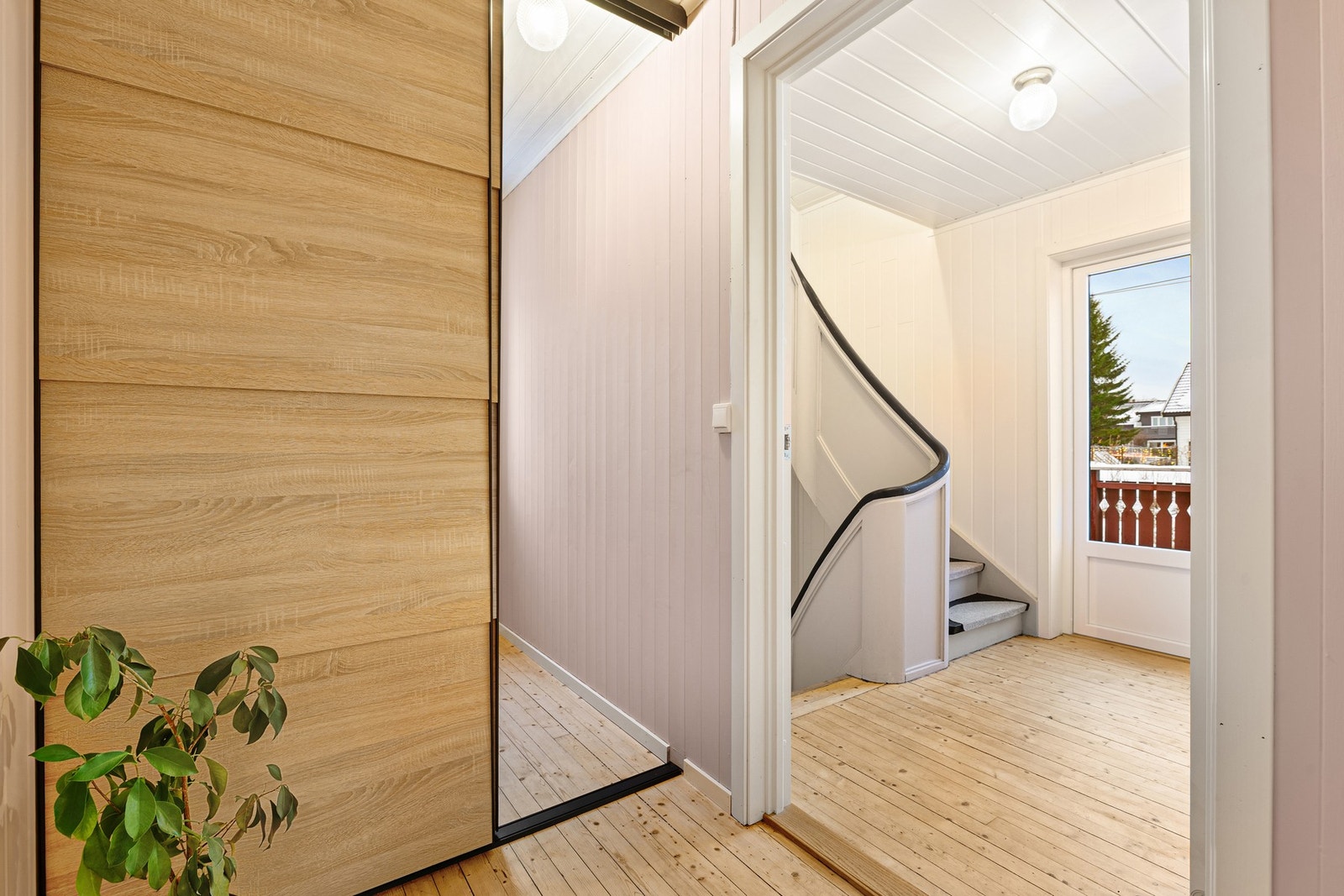 I gangen er det en praktisk bod skjult bak en skyvedør. Galleribilde