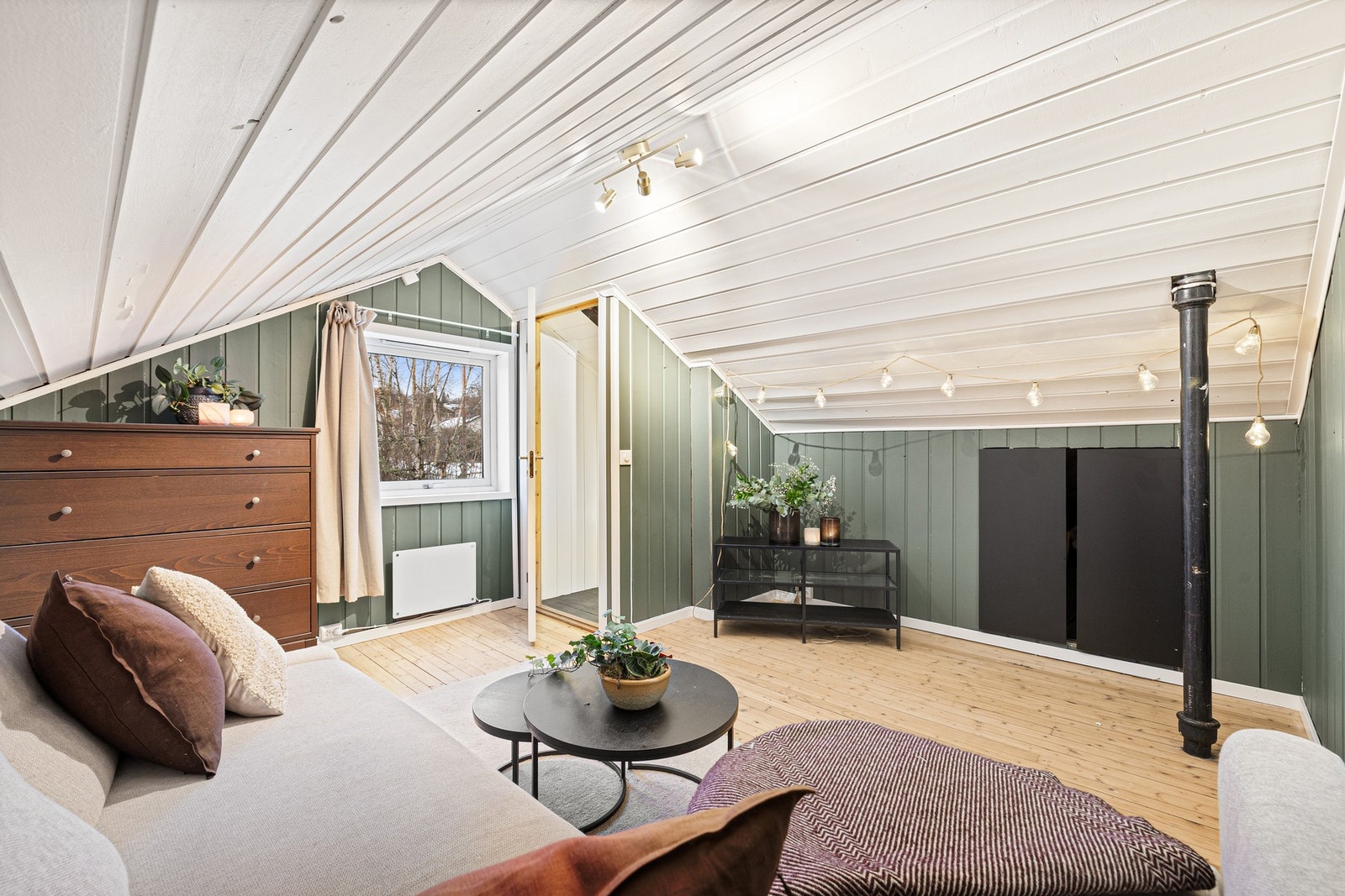 I loftsetasjen er det innredet til en loftstue på 9 kvm. Rommet er ikke søkt og godkjent som et oppholdsrom. Galleribilde