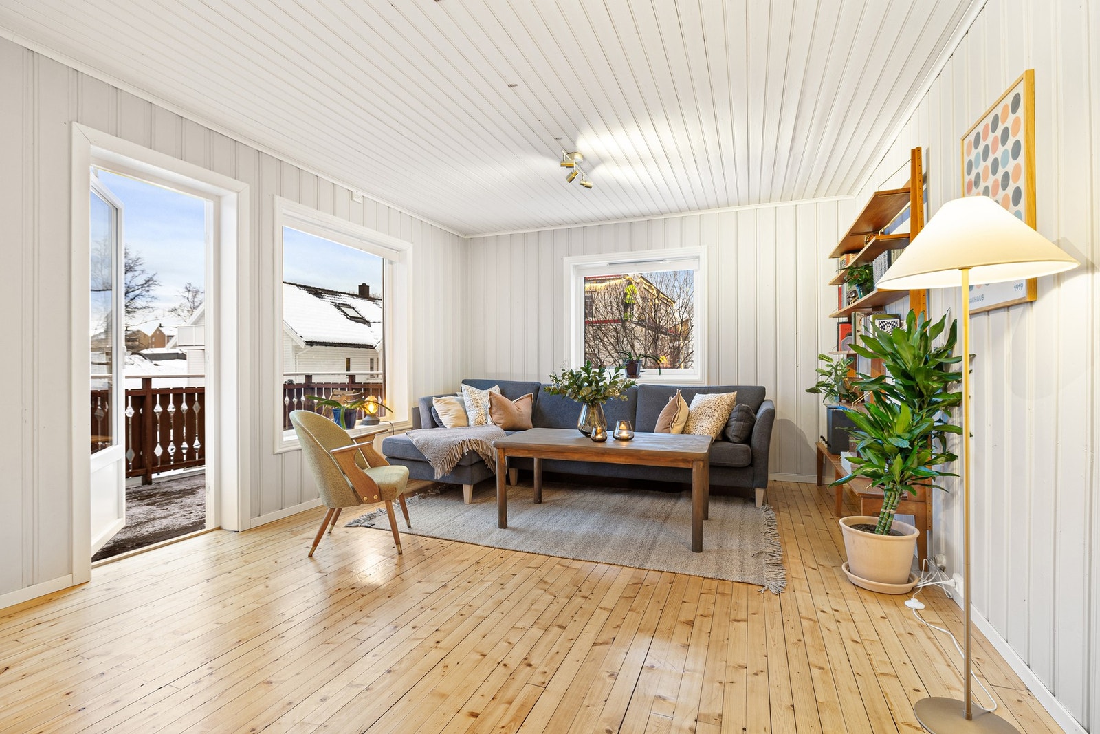 Boligen er en halvpart av tomannsbolig som inneholder andreetasje og loftetasje. Galleribilde