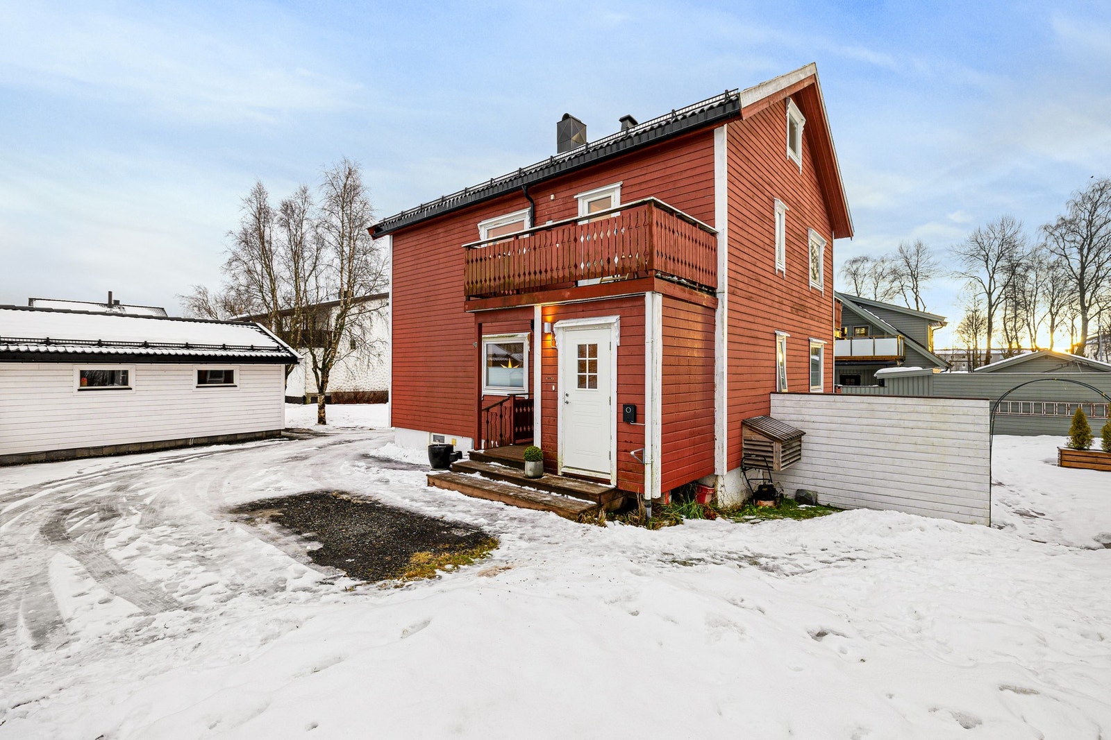 Boligen har egen inngang, samt to egne biloppstillingsplasser. 1 stk EL-bil lader. Galleribilde