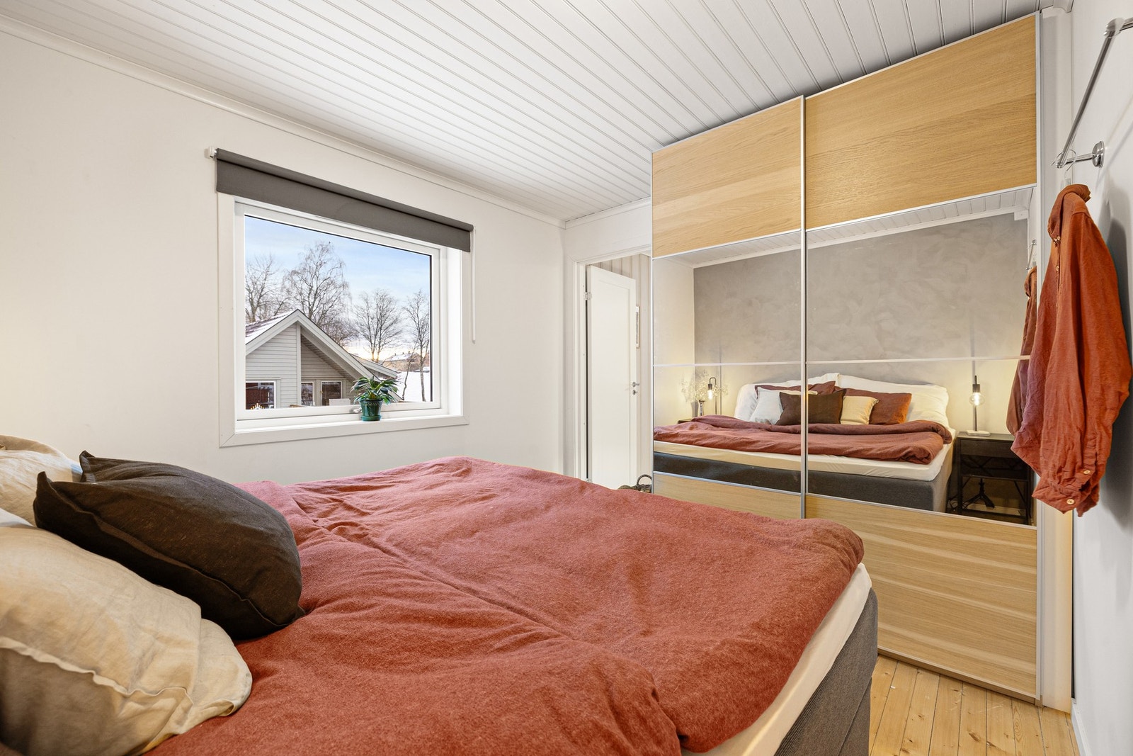 God lagringsplass i en stor skyvedørsgarderobe. Galleribilde