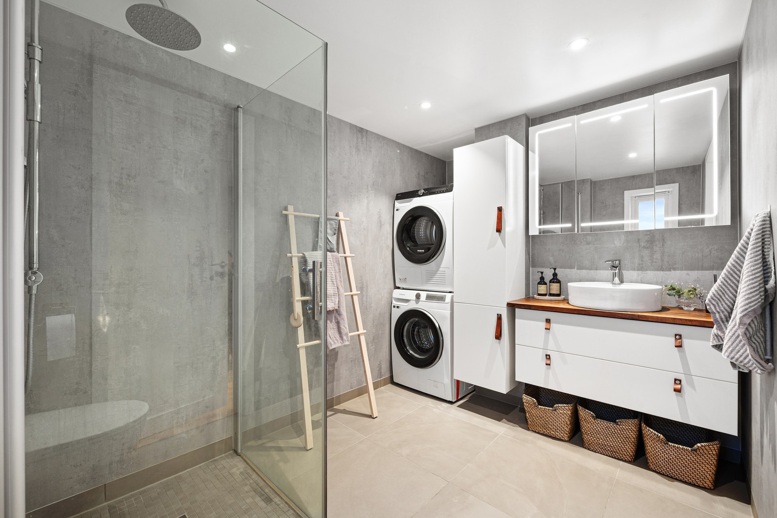 Lekkert og romslig bad fra 2017 med flislagte overflater og varmekabler i gulvet. Galleribilde