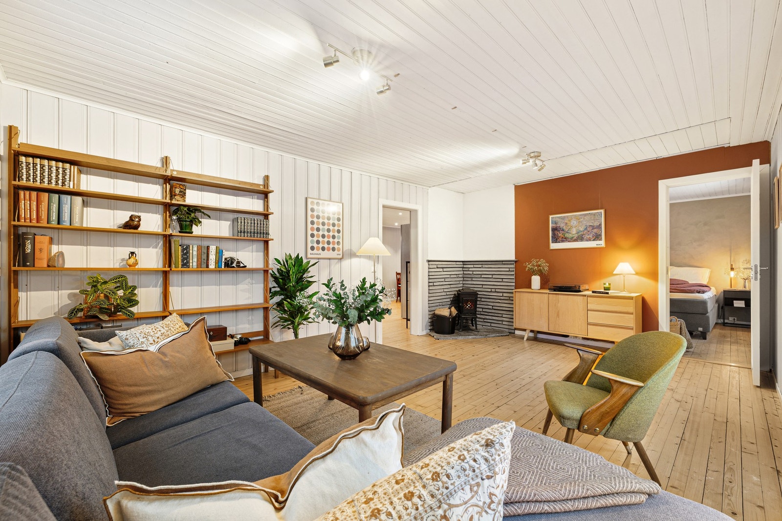 Tregulvet er en fin kontrast til det moderne kjøkkenet og badet, og gjør boligen lun og hyggelig. Galleribilde