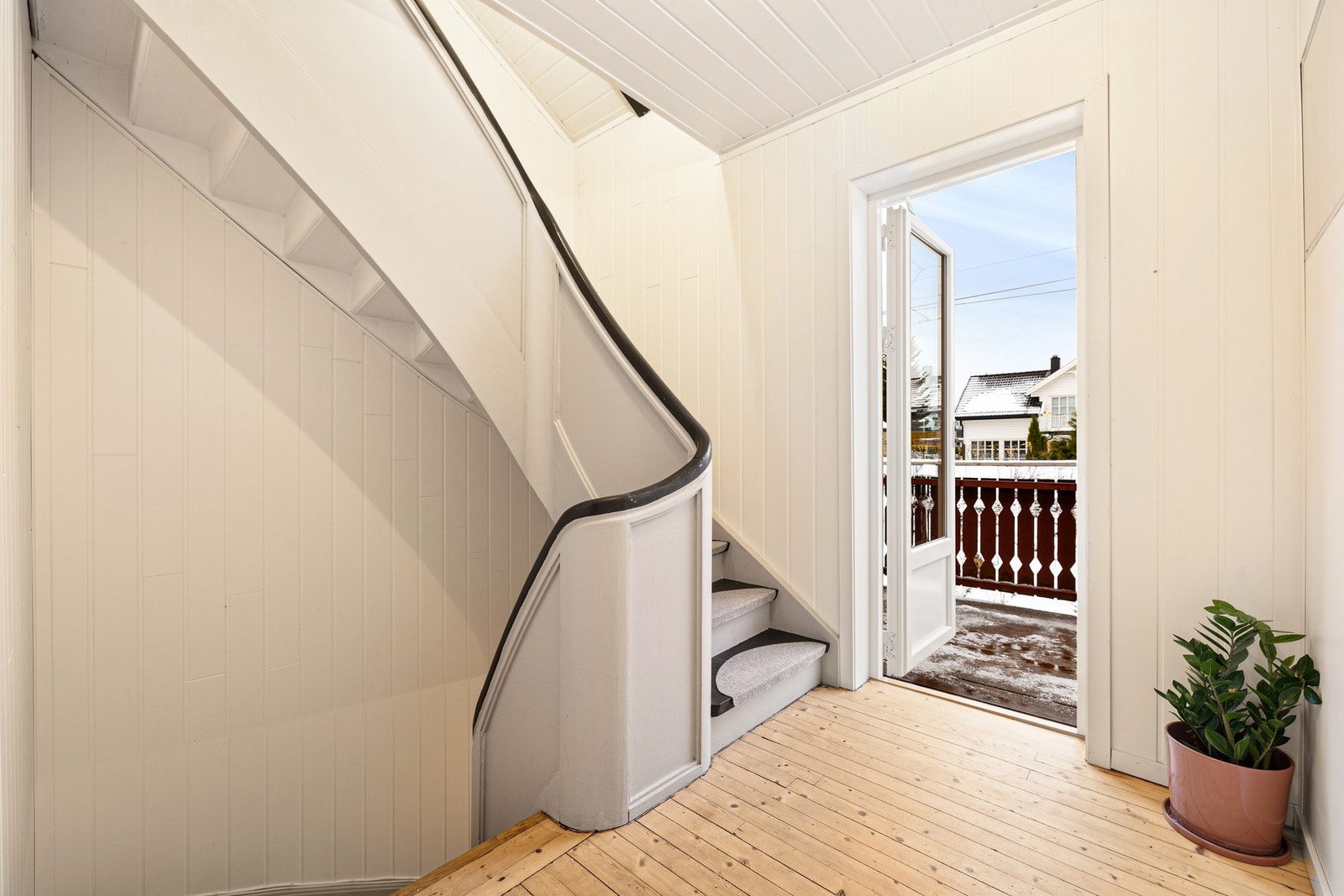 Fra trapperommet er det utgang til en altan på 8 kvm. Galleribilde