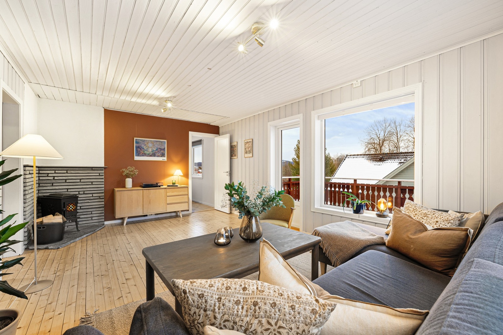 Stuen har mye naturlig lysinnslipp og god belysning. Galleribilde