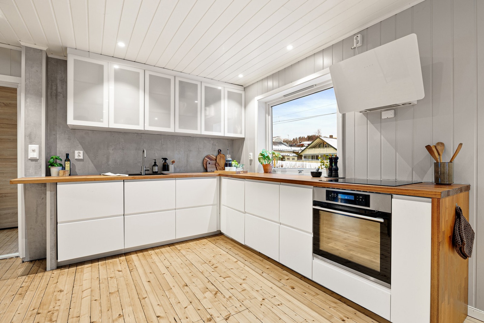 Moderne og smakfullt kjøkken pusset opp i 2016. Galleribilde