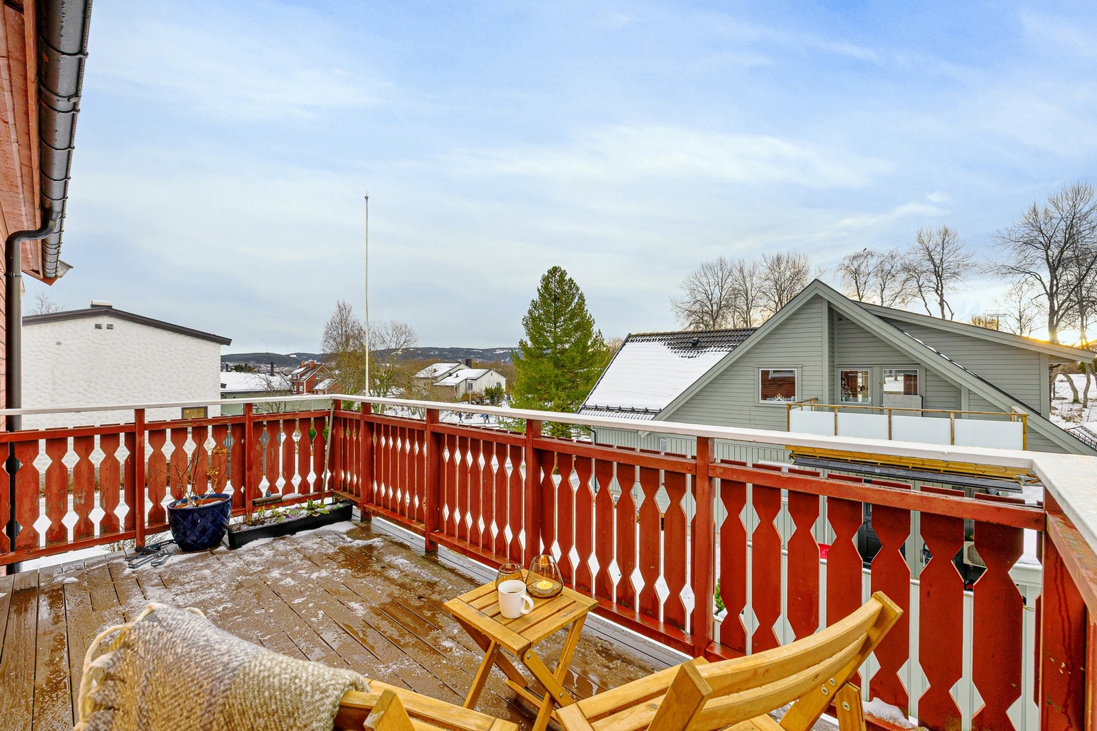 Her er det god plass til en sittegruppe i solveggen. Svært gode solforhold med sol fra morgen til kveld. Galleribilde