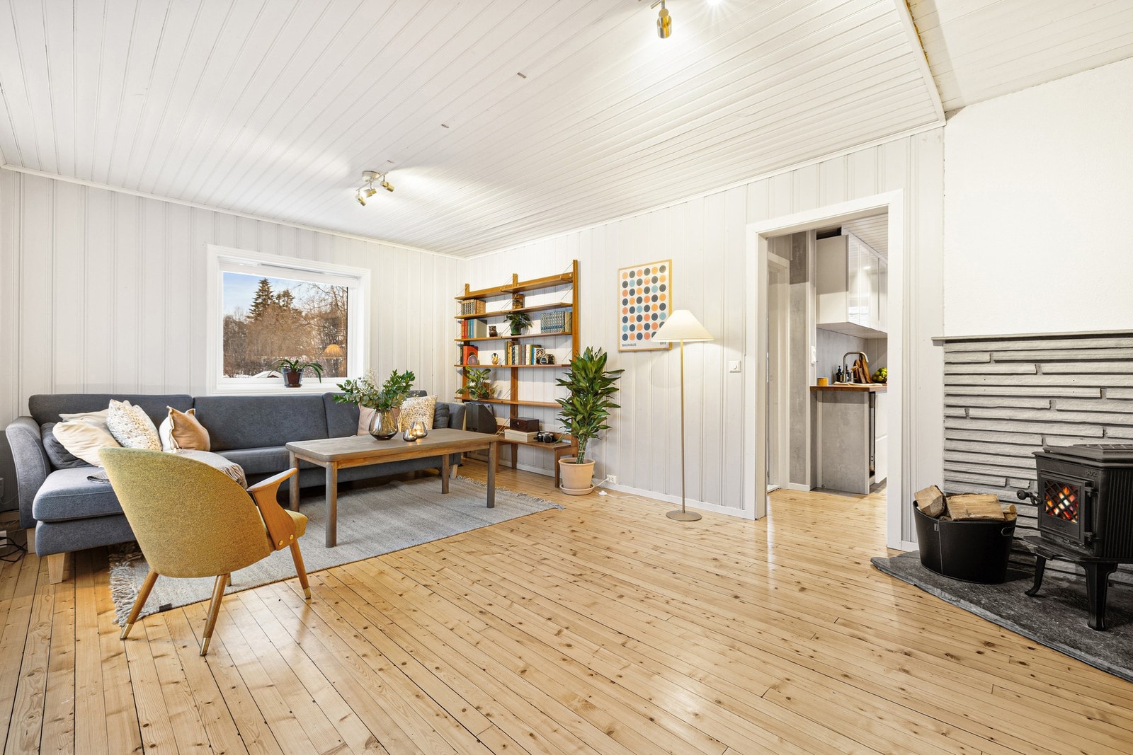 Koselig og gjennomlys stue på 21 kvm med hyggelig sofakrok og vedovn. Galleribilde