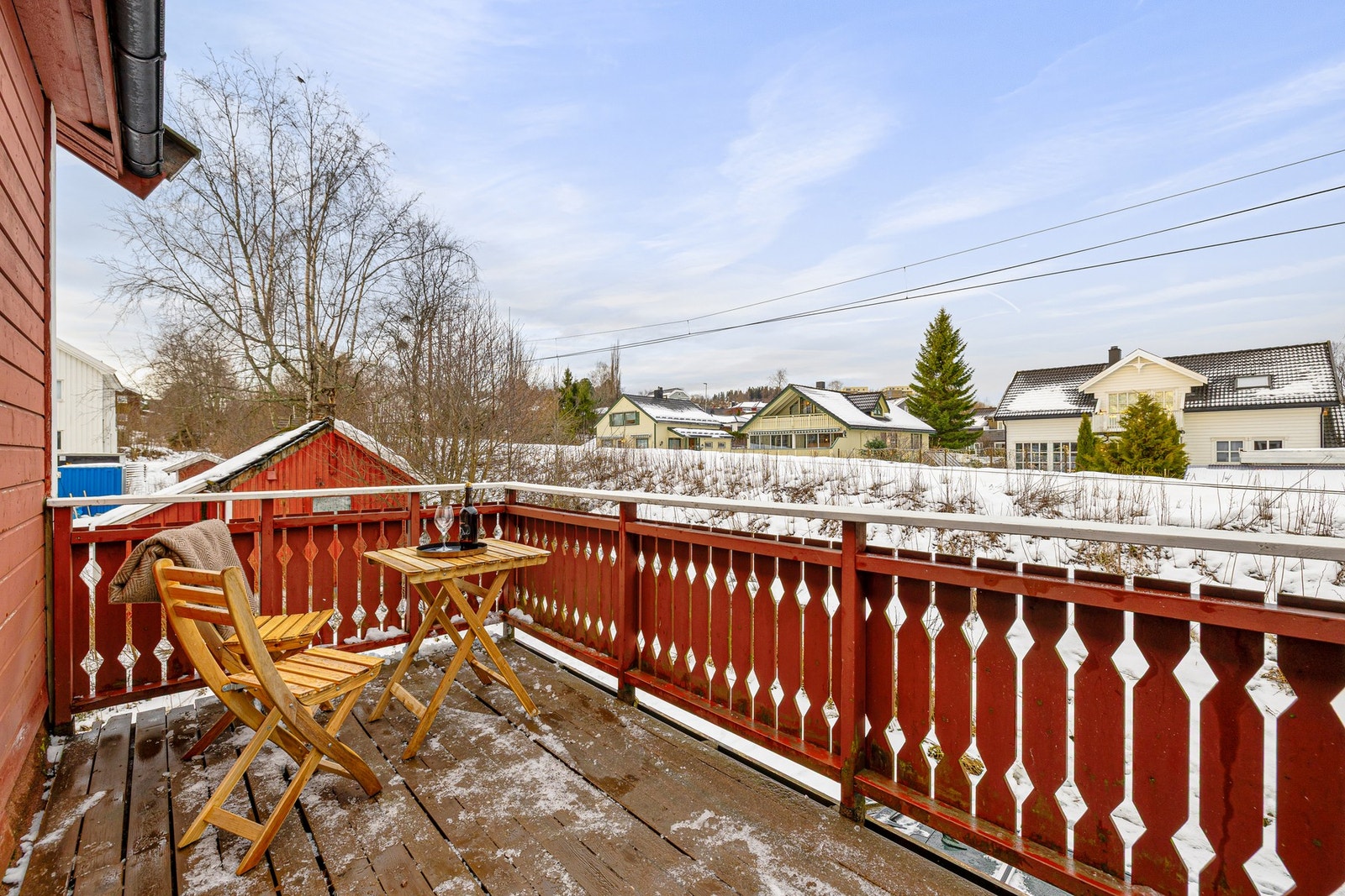 Altan på baksiden av huset med ettermiddags- og kveldssol. Galleribilde
