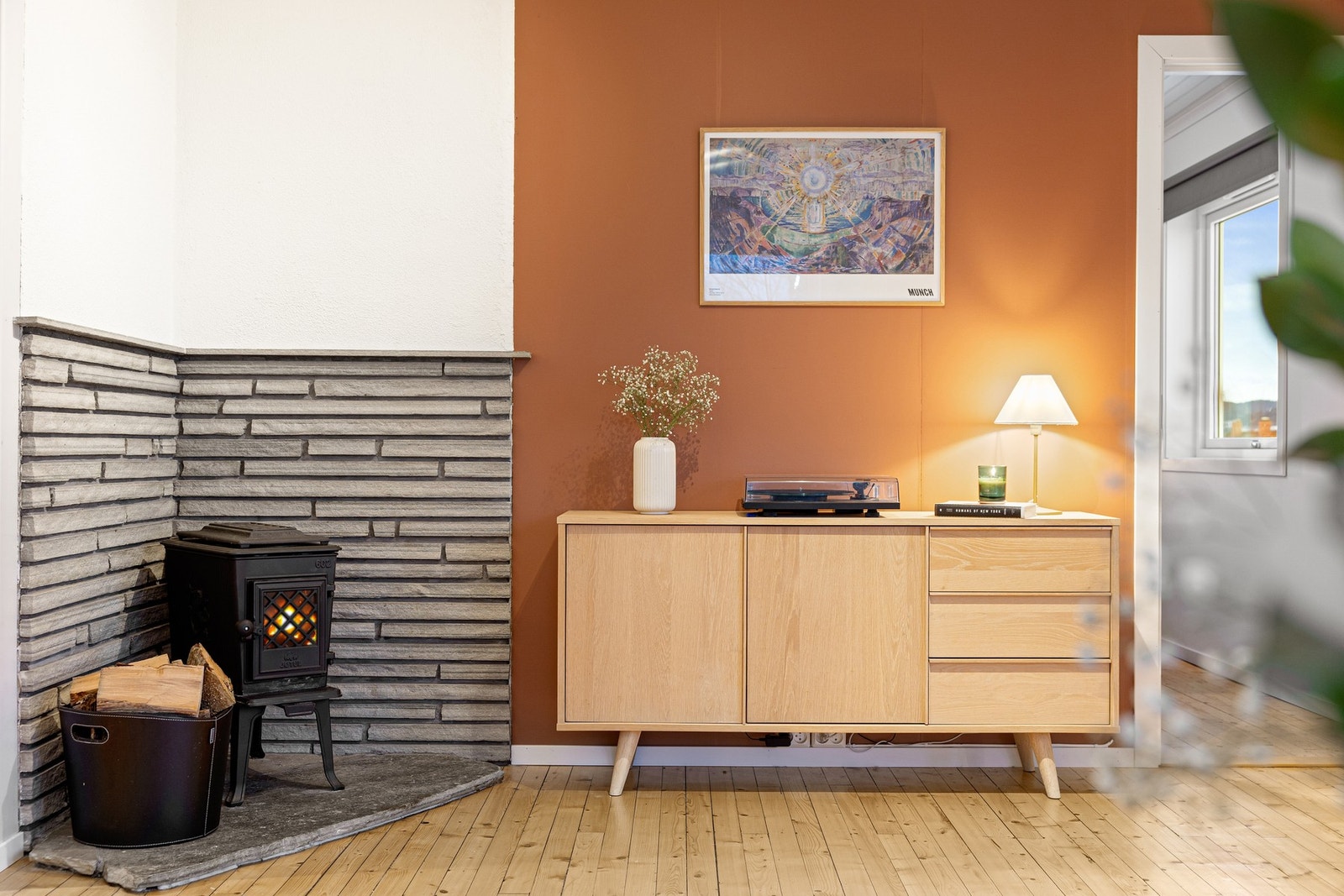 Vedovnen på stuen sørger for lun varme og god stemning på vinterhalvåret. Galleribilde