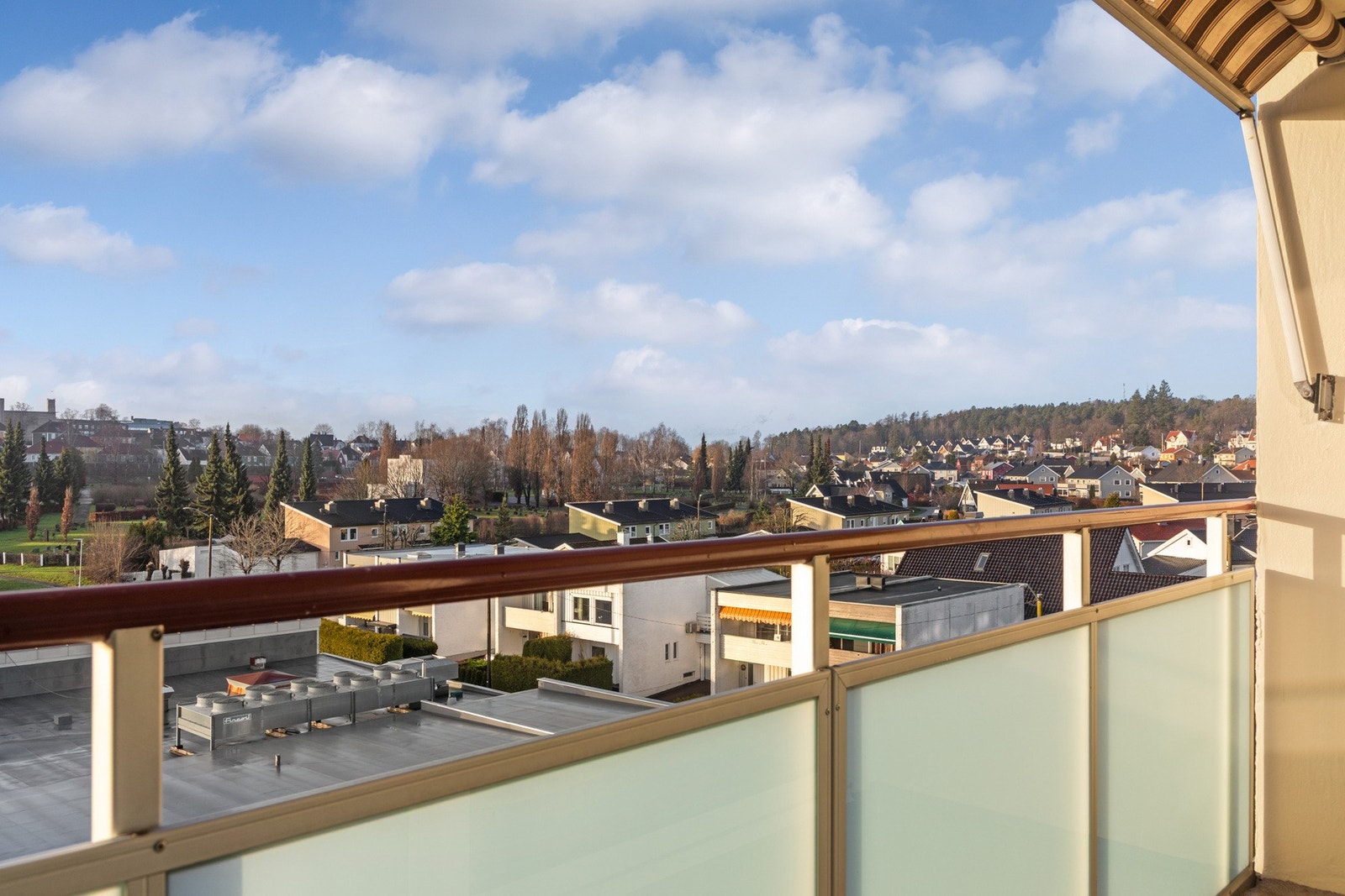 Beliggenheten er strålende, med kort vei til alle fasiliteter og servicetilbud. Galleribilde