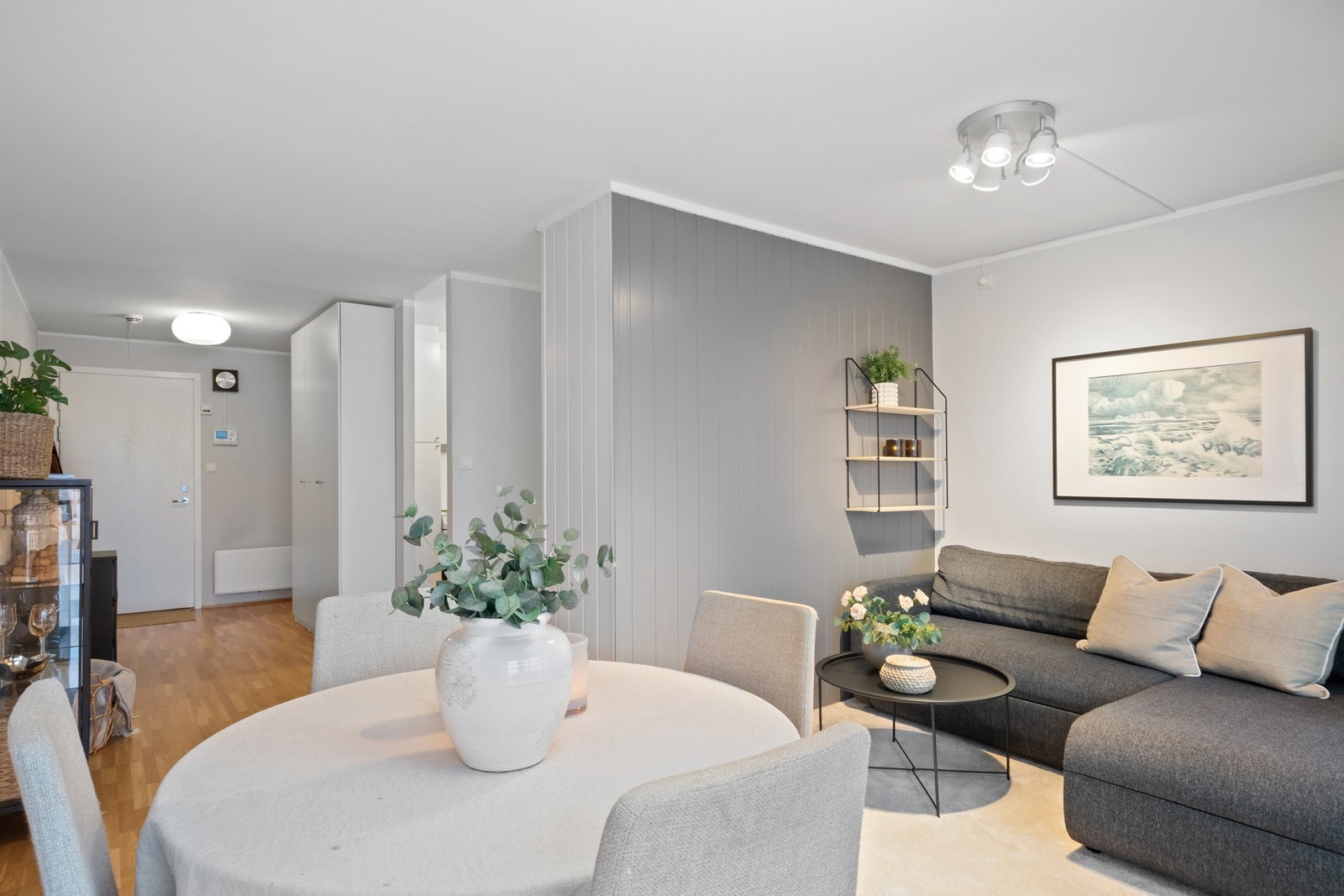 Parkett på gulvet står godt til vegger malt i delikate grånyanser. Galleribilde