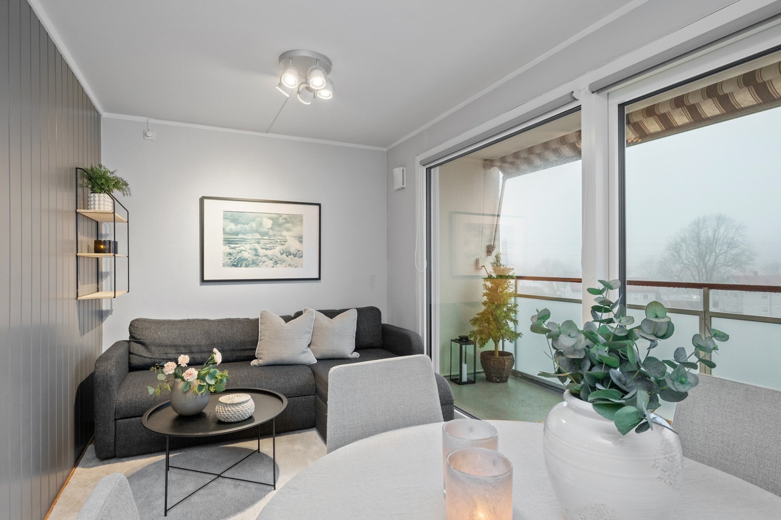 Utformingen gir stuen plass til flere sittegrupper. Galleribilde