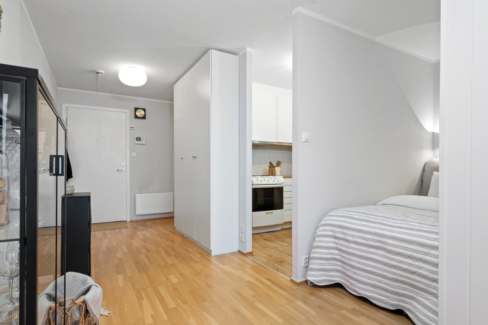 I stuen er det egen sovealkove for dobbeltseng. Galleribilde