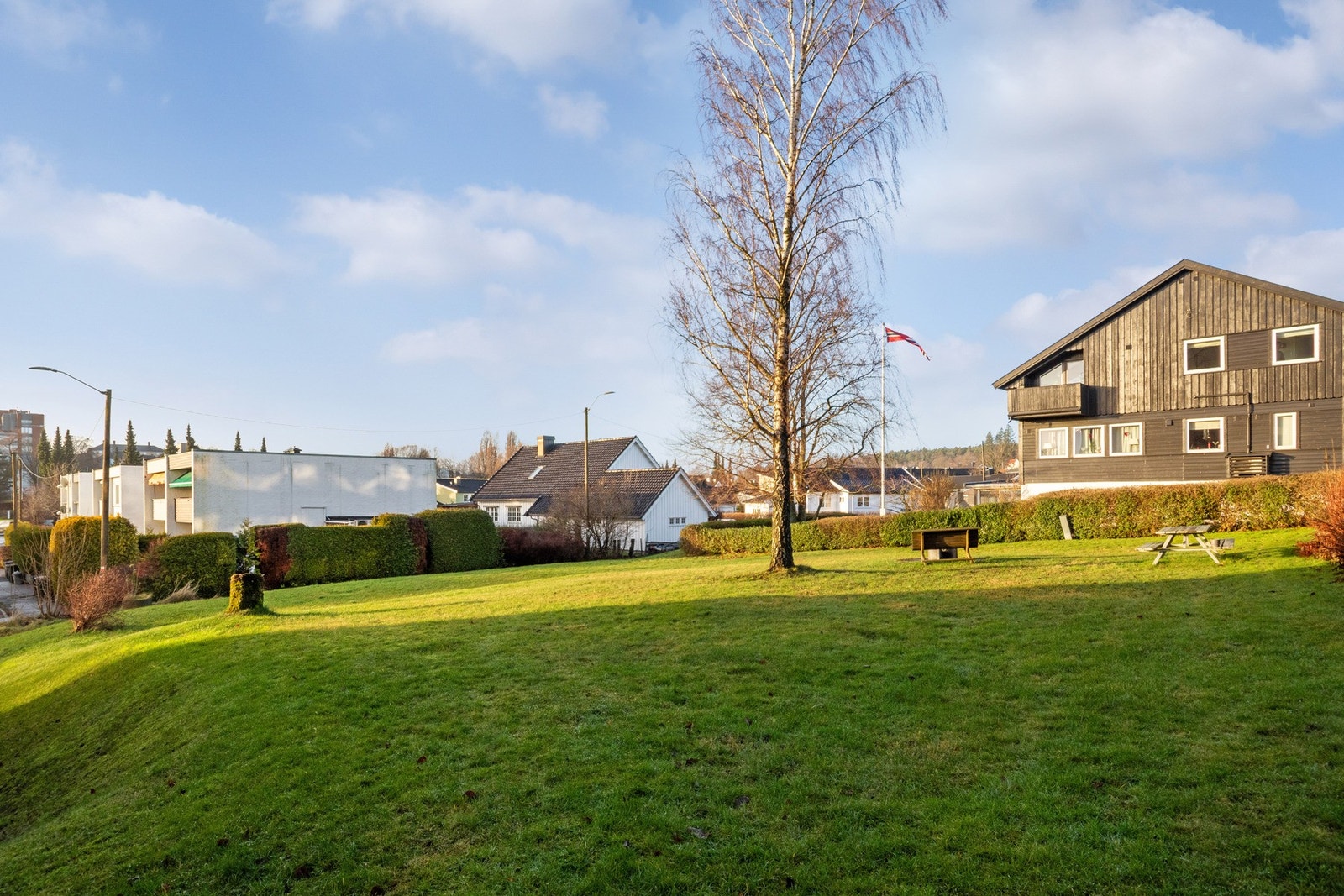 Fellesområdet i borettslaget har grøntarealer, sittegrupper, diverse beplantning og asfalterte internveier. Galleribilde