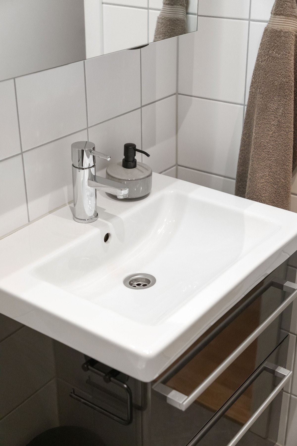 Den øvrige innredningen består av en servant med sorte skuffer og et speilskap med belysning. Galleribilde