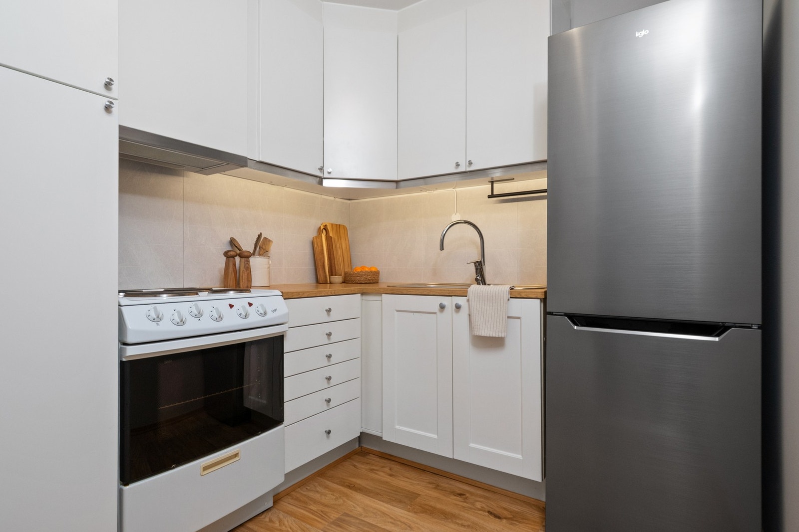 Leiligheten har et separat kjøkken med innredning fra 2006 og 2019. Galleribilde