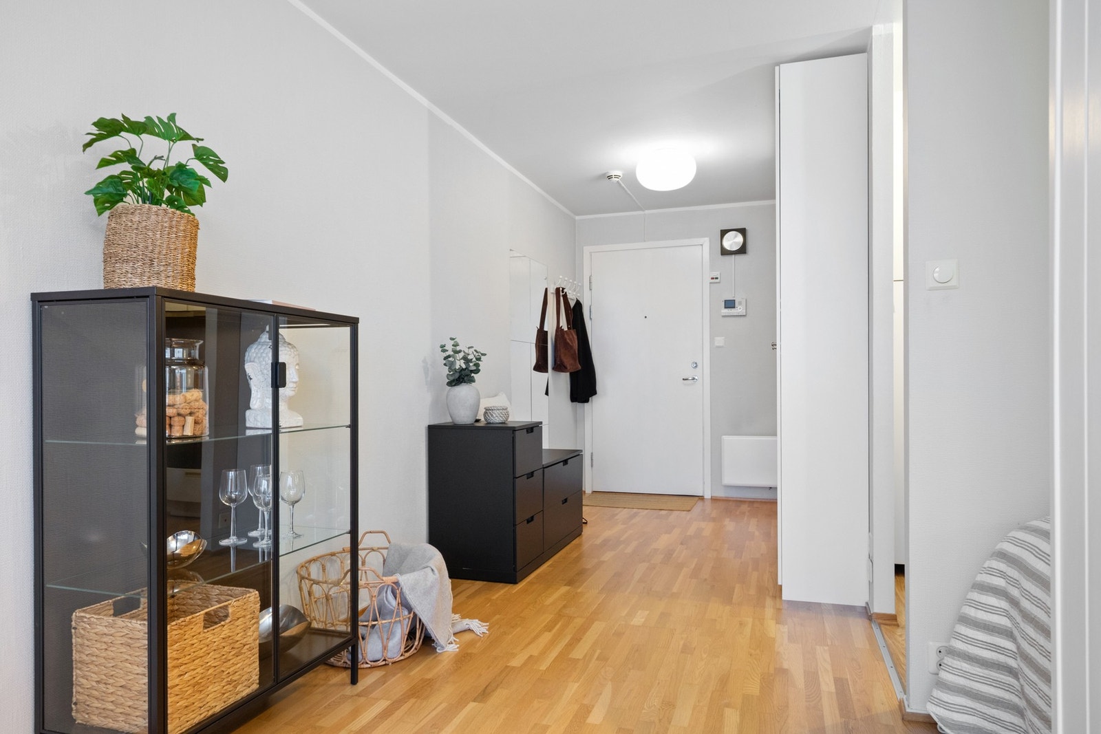 Gangen er en del av stuen, samtidig som den er klart avgrenset med dørcallinganlegg og eget garderobeskap. Galleribilde