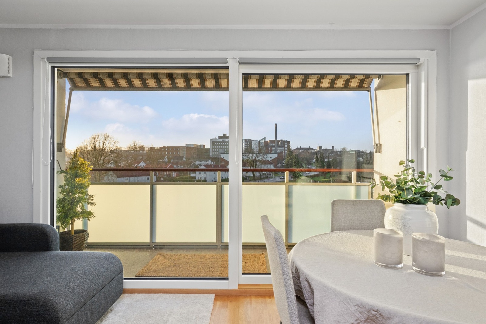 Stuen har utgang til en overbygd balkong med markise og et areal på ca. 5 kvm. Galleribilde