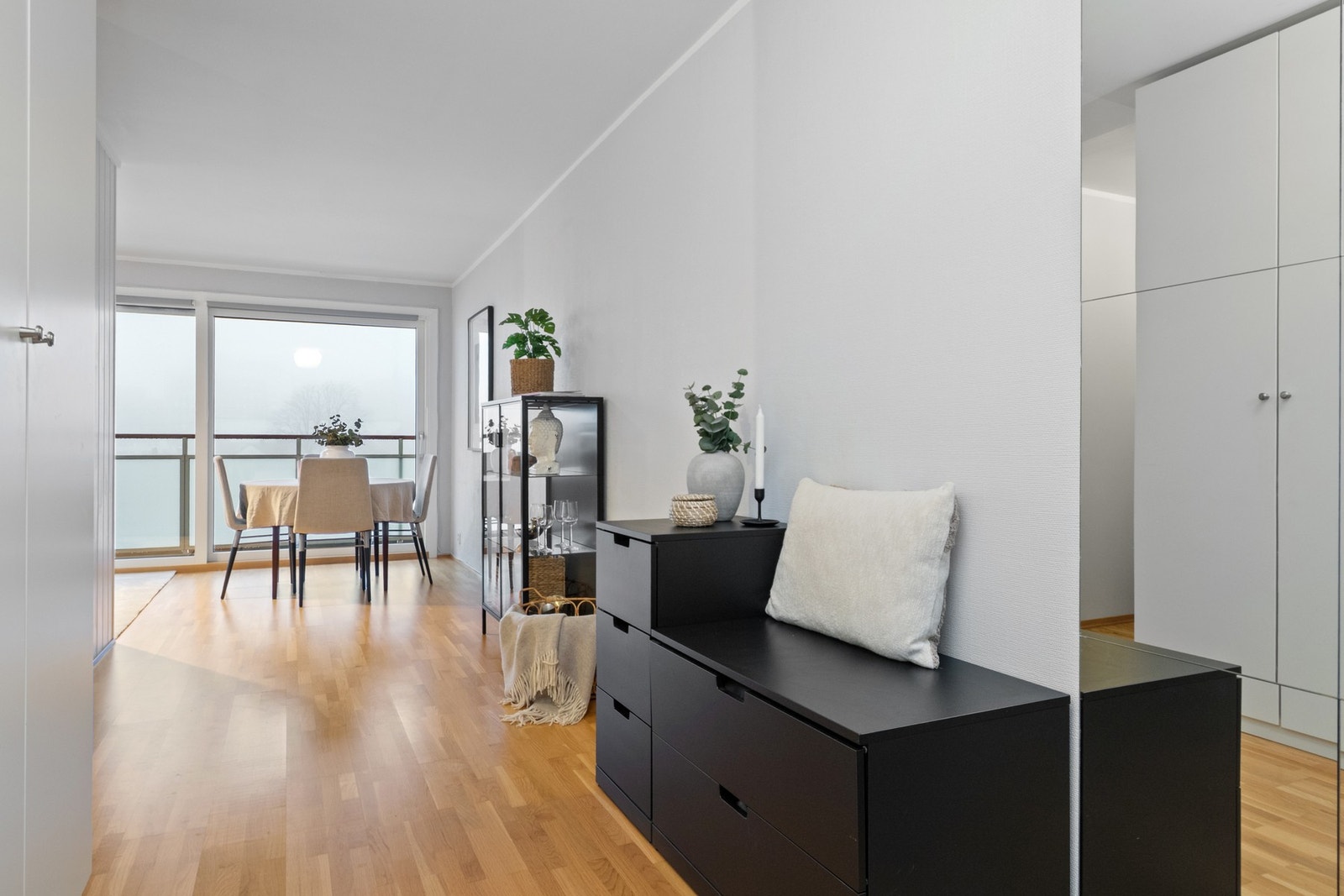 Velkommen inn i en arealeffektiv 1-roms, utmerket for deg som er førstegangskjøper. Galleribilde