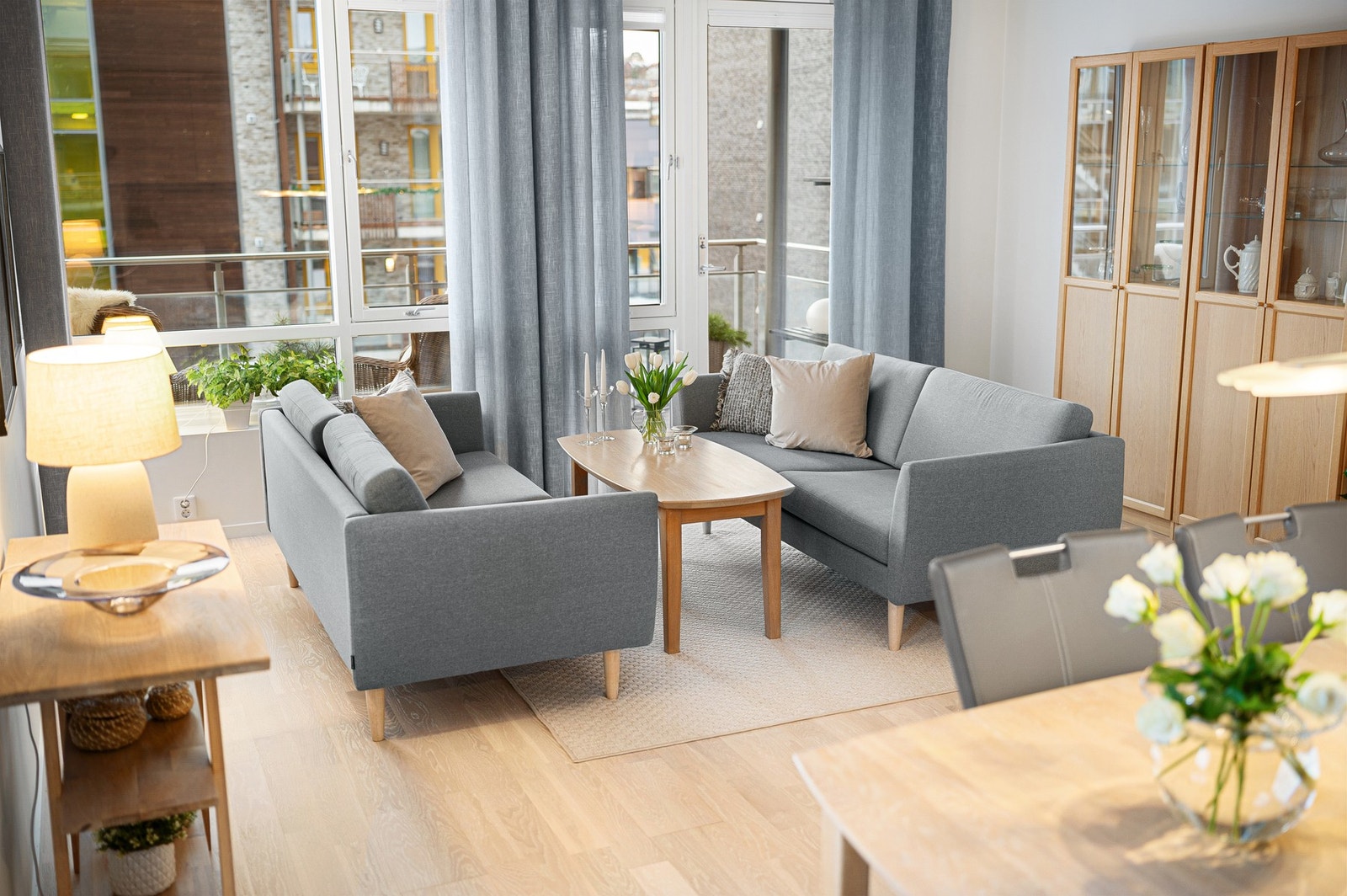 Leiligheten ligger på hjørnet i byggets 3. etasje og er gjennomgående. Her får du gode solforhold, to romslige balkonger på hver side av bygget og en gjennomtenkt planløsning som gir svært gode møbleringsmuligheter. Galleribilde